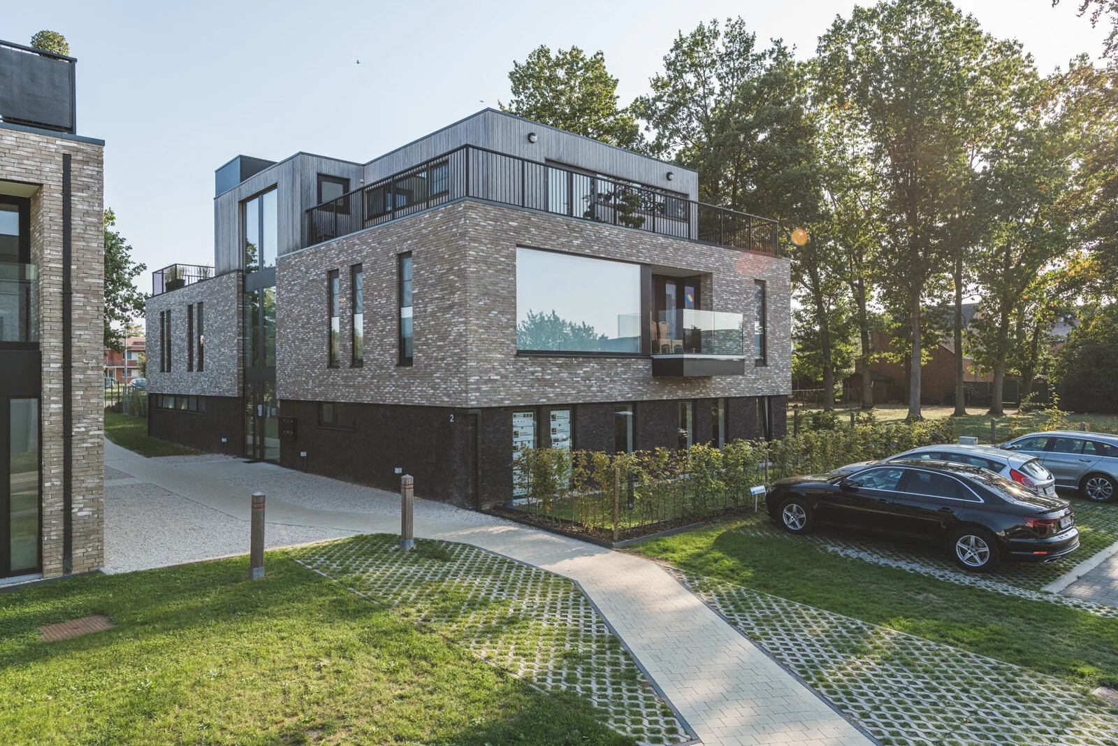 Voor vastgoedcommunicatiebureau Hooox trekt professioneel fotograaf Jeroen Willems er geregeld op uit om interieurbeelden en architectuurfoto's te maken van de realisaties van klanten zoals Redwood en BVI group