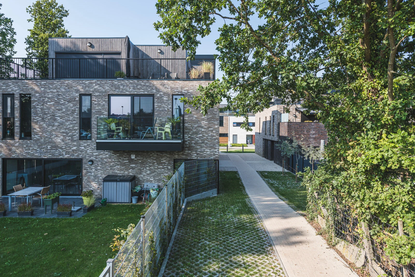 Voor vastgoedcommunicatiebureau Hooox trekt professioneel fotograaf Jeroen Willems er geregeld op uit om interieurbeelden en architectuurfoto's te maken van de realisaties van klanten zoals Redwood en BVI group
