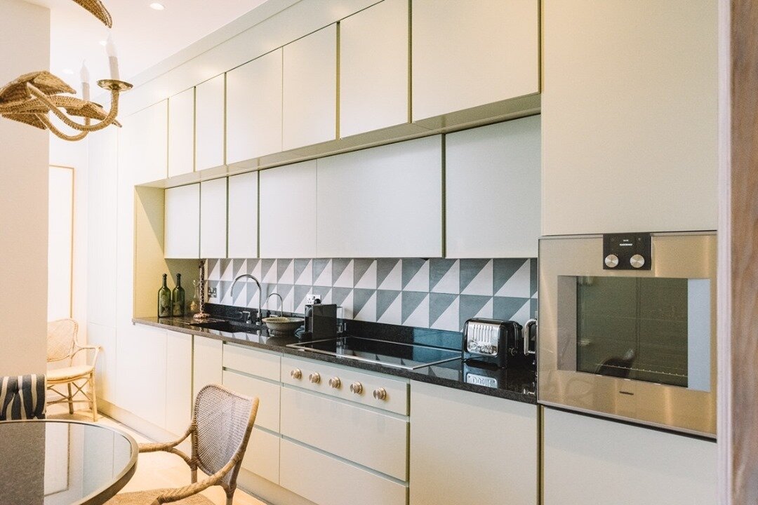 A recent handmade kitchen designed for a property in Holland Park with cut in handles for ease and contemporary slab door design. ⁠
⁠
⁠
 #bespokefurniture #interiors #interiordesign #bespokekitchens #londoninteriordesign #joinery #kitcheninspo  #hous