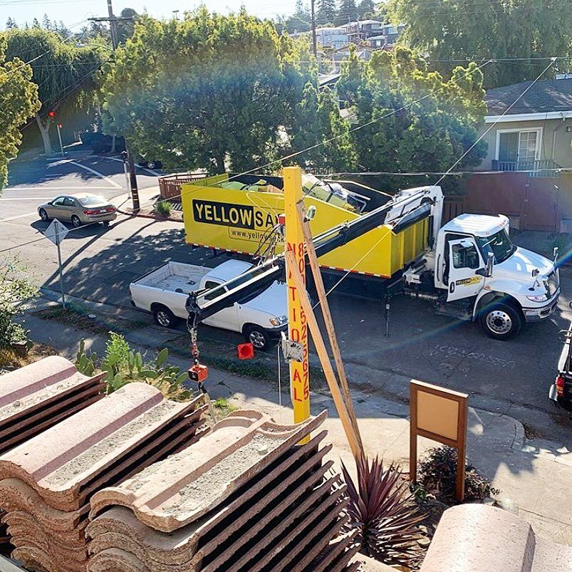 Reposting this snapshot from @formfunctionbuilders 😄 We&rsquo;re proud to take part of your project by hauling away Yellowsacks loaded with construction waste🙌😄
#yellowsack #dumpsterbag #construction #reuse #reduce #recycle #gogreen #california #w