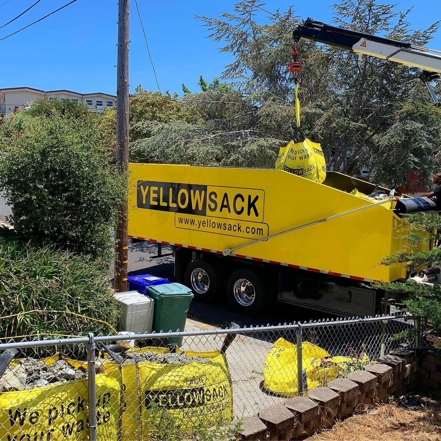 Happy weekend loading up construction waste!💪🤠
#yellowsack #dumpsterbag #california #construction #reuse #reduce #recycle #workhard #savetheplanet #weekend #goodtimes #gogreen