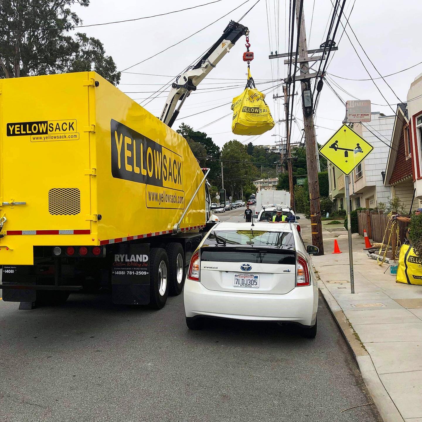 Maneuvering heavy Yellowsacks loaded with construction waste!😃
#yellowsack #dumpsterbag #california #construction #sanfrancisco #recycle #workhard #savetheplanet #truck #heavy #superduty