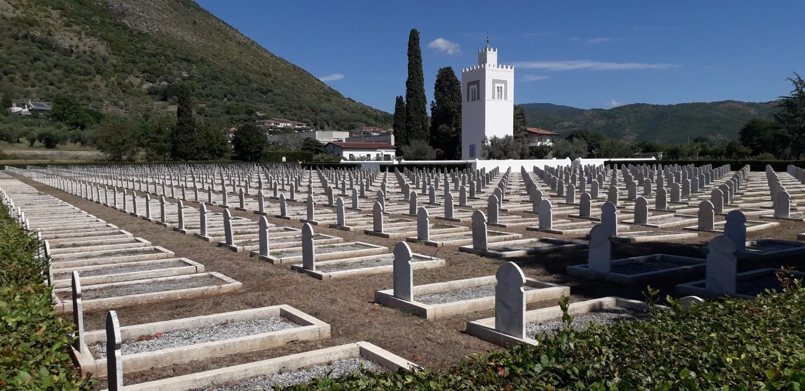 Venafro_cimetière militaire français - restauration des steles moe.JPG