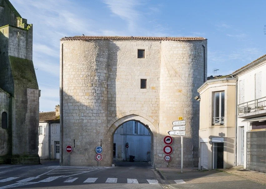 [Patrimoine] Le Porche de Pont-l'Abbé-d'Arnoult retrouve sa splendeur ! 🏛️