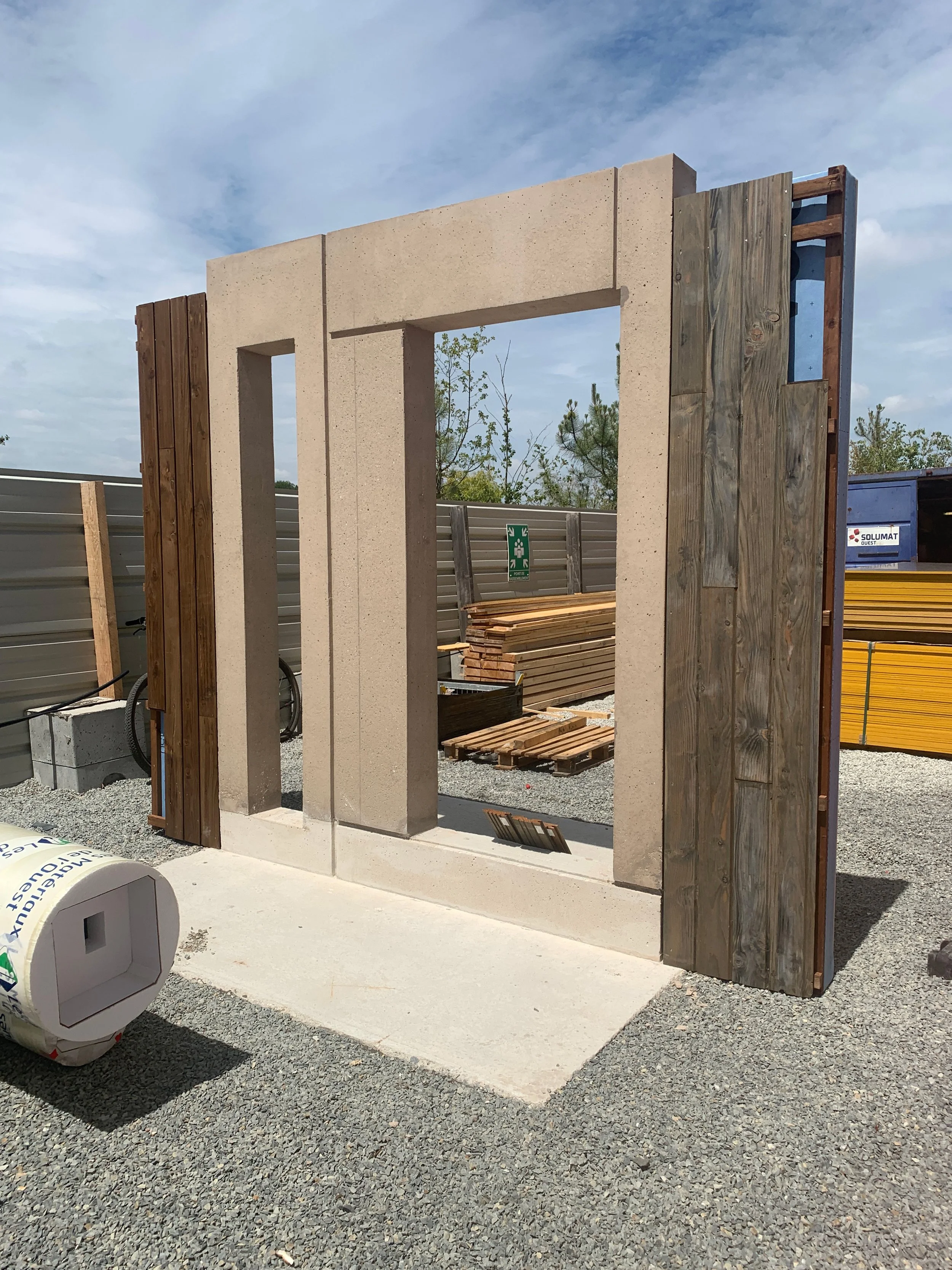 06-26_Prototype béton teinté et sablé.jpg