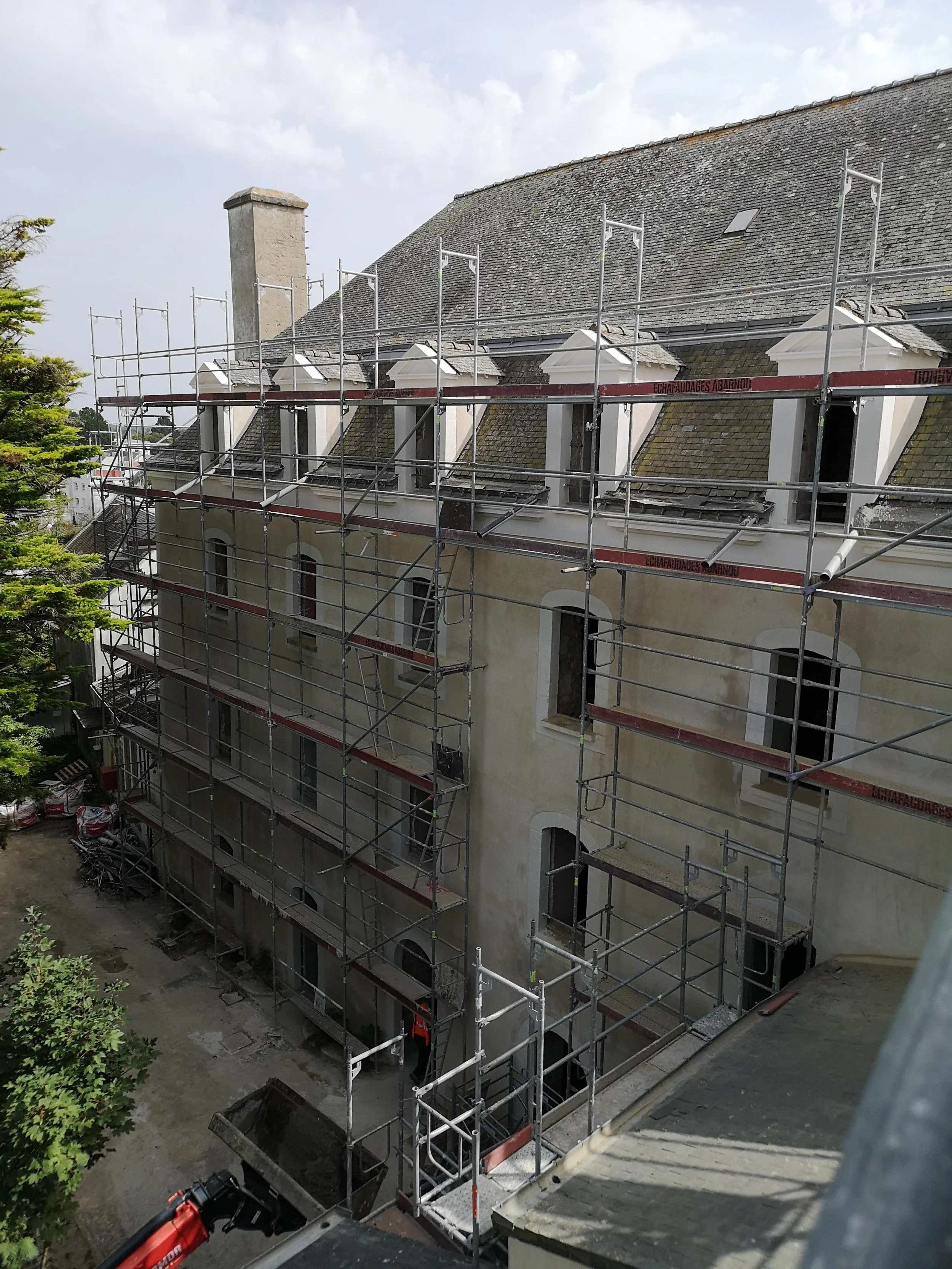 Finition façade BAT B enduit chaux et reprise encadrements.jpg