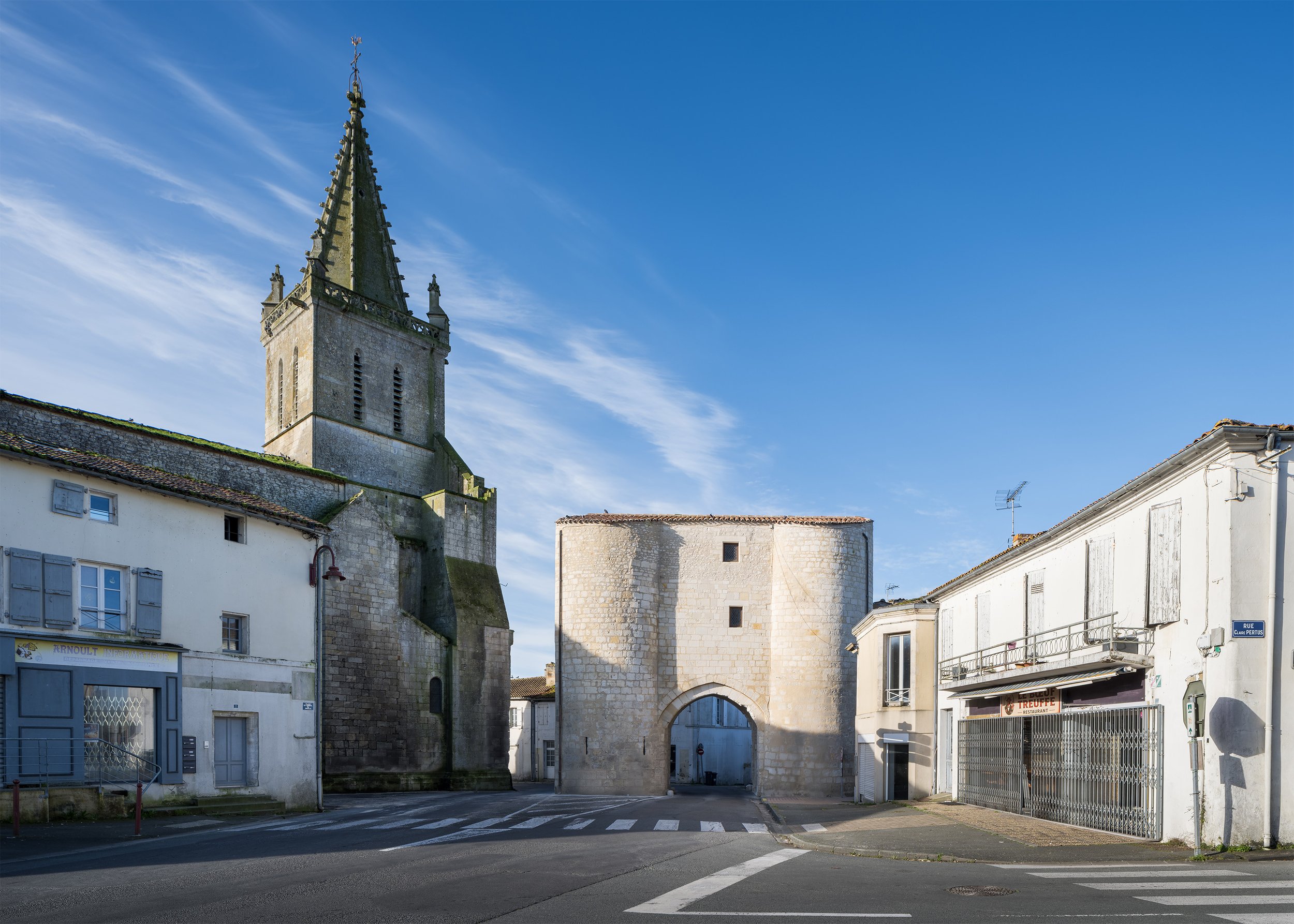 <strong>Le porche </strong><br> de Pont-l’Abbé-d’Arnoult (17), Porte fortifiée<br>