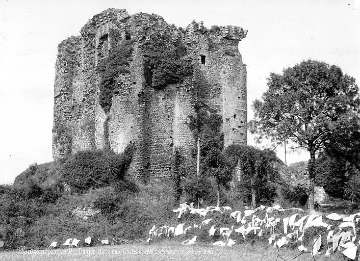 Pouzauges 1890 monumentum.jpg