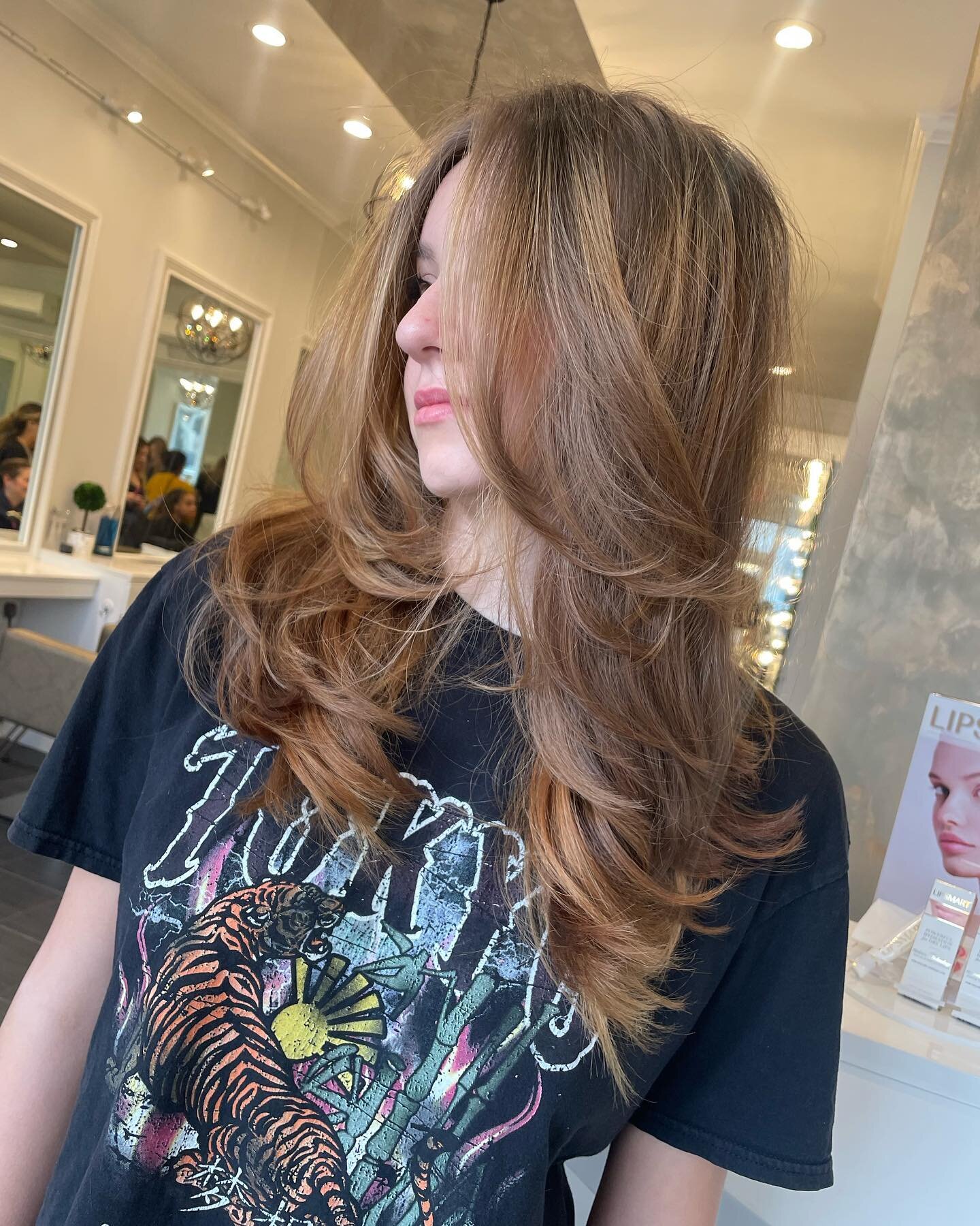 𝔽𝕖𝕒𝕥𝕙𝕖𝕣𝕖𝕕 🪶
.
.
.
Color/cut &amp; style by @sofia_the_hairdresser