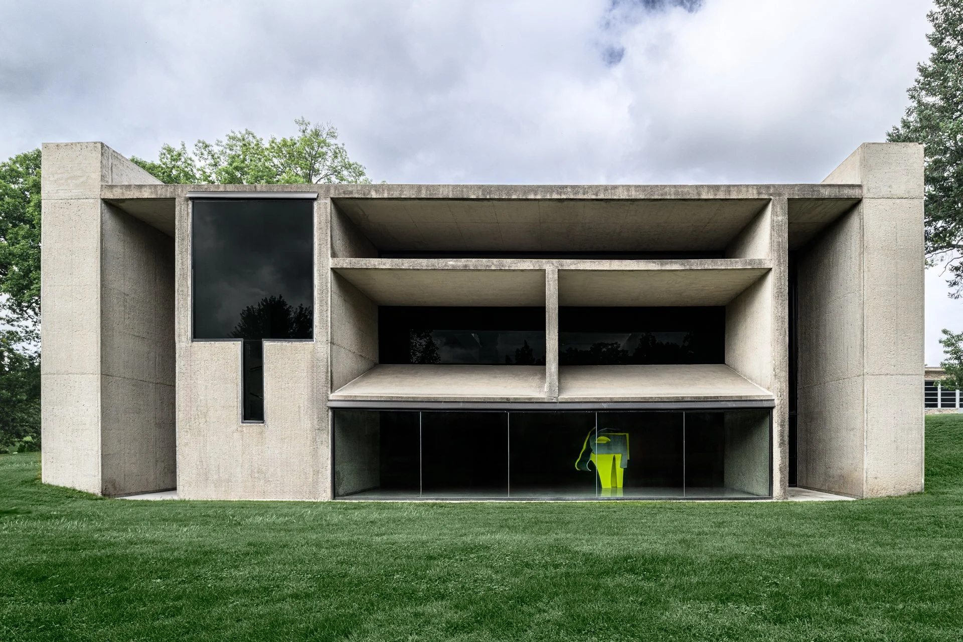 Exterior view of the Des Moines Art Museum. Modern concrete building.