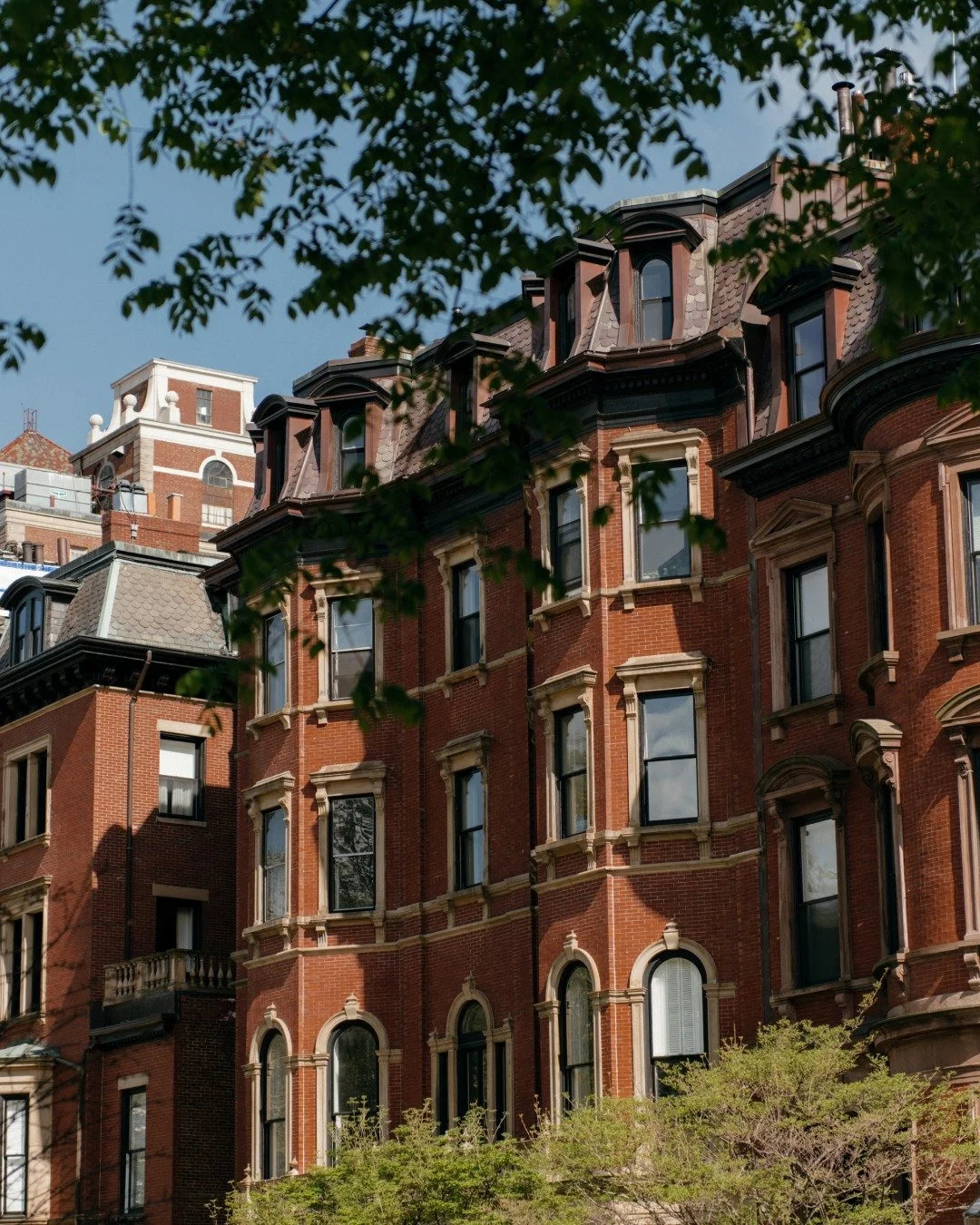 Back Bay mornings look like this: red brick, leafy frames, and the quiet charm of @RafflesBoston.

Captured by @CarleysCamera