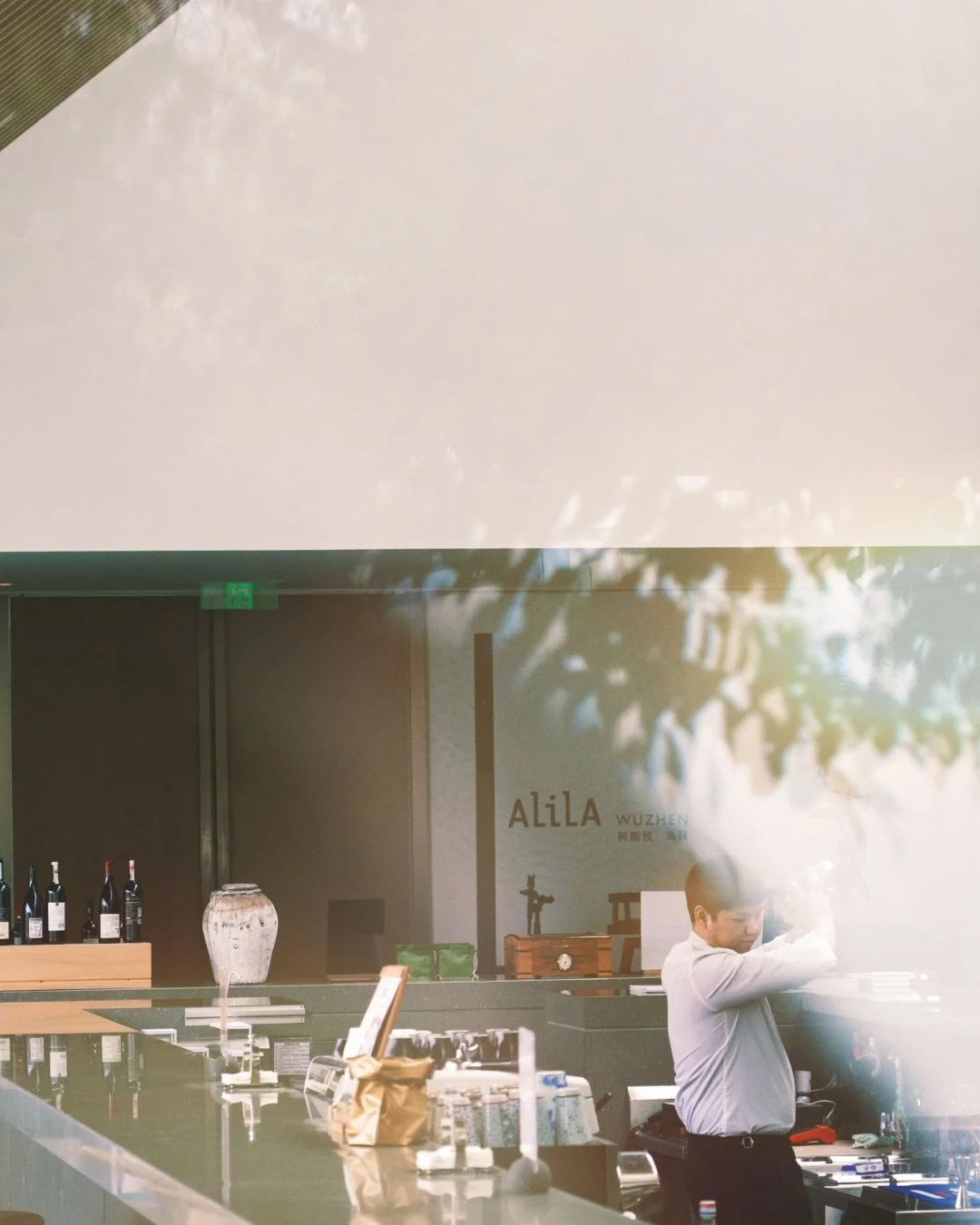 Where light, motion, and intention align.

An intimate moment of craft at @AlilaWuzhen.

@AlilaHotels