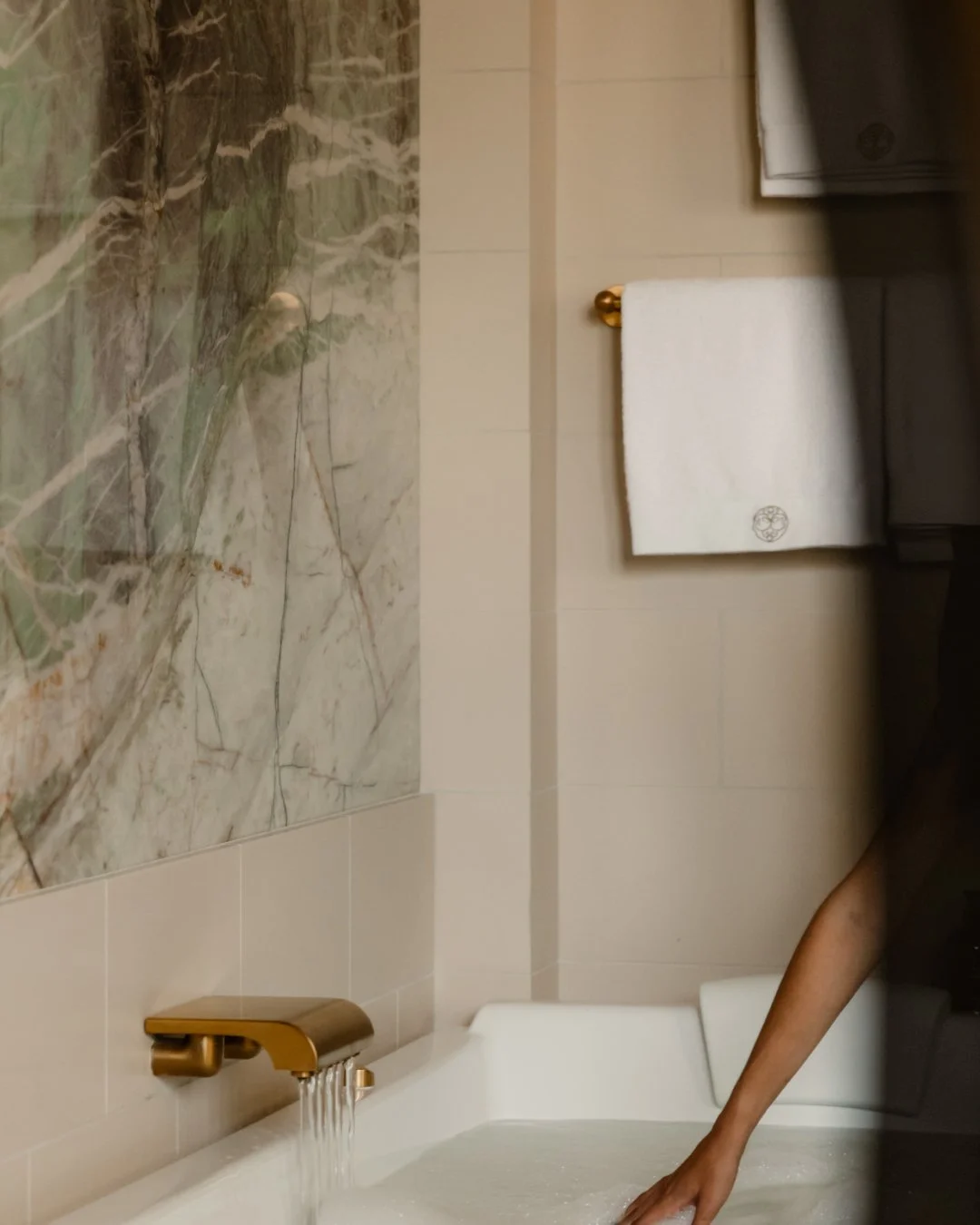 Morning, as it should be.

A bath drawn in hushed light. Linen robes. Breakfast arriving just as the city begins to stir beyond the windows.

At @ParkHyattParisVendome, part of the @ParkHyatt family, the early hours unfold with quiet intention, invit