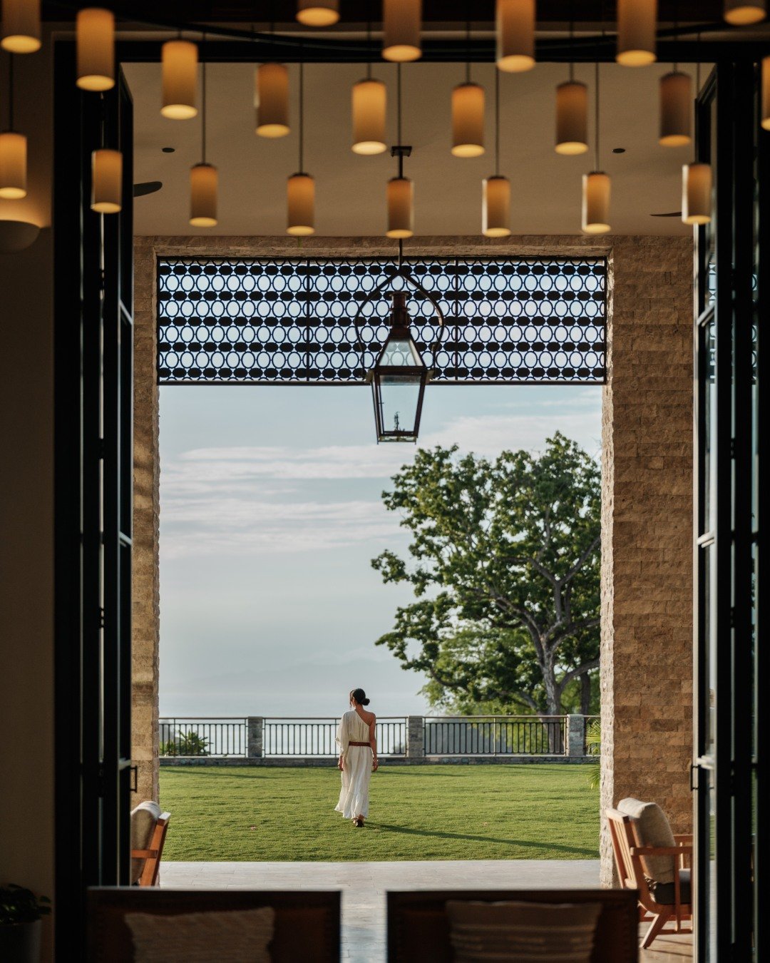 Doors open to sea air and wide horizons. Light lingers a little longer across the lawn at @NekajuiReserve, and the day moves at an easy pace between indoors and out.