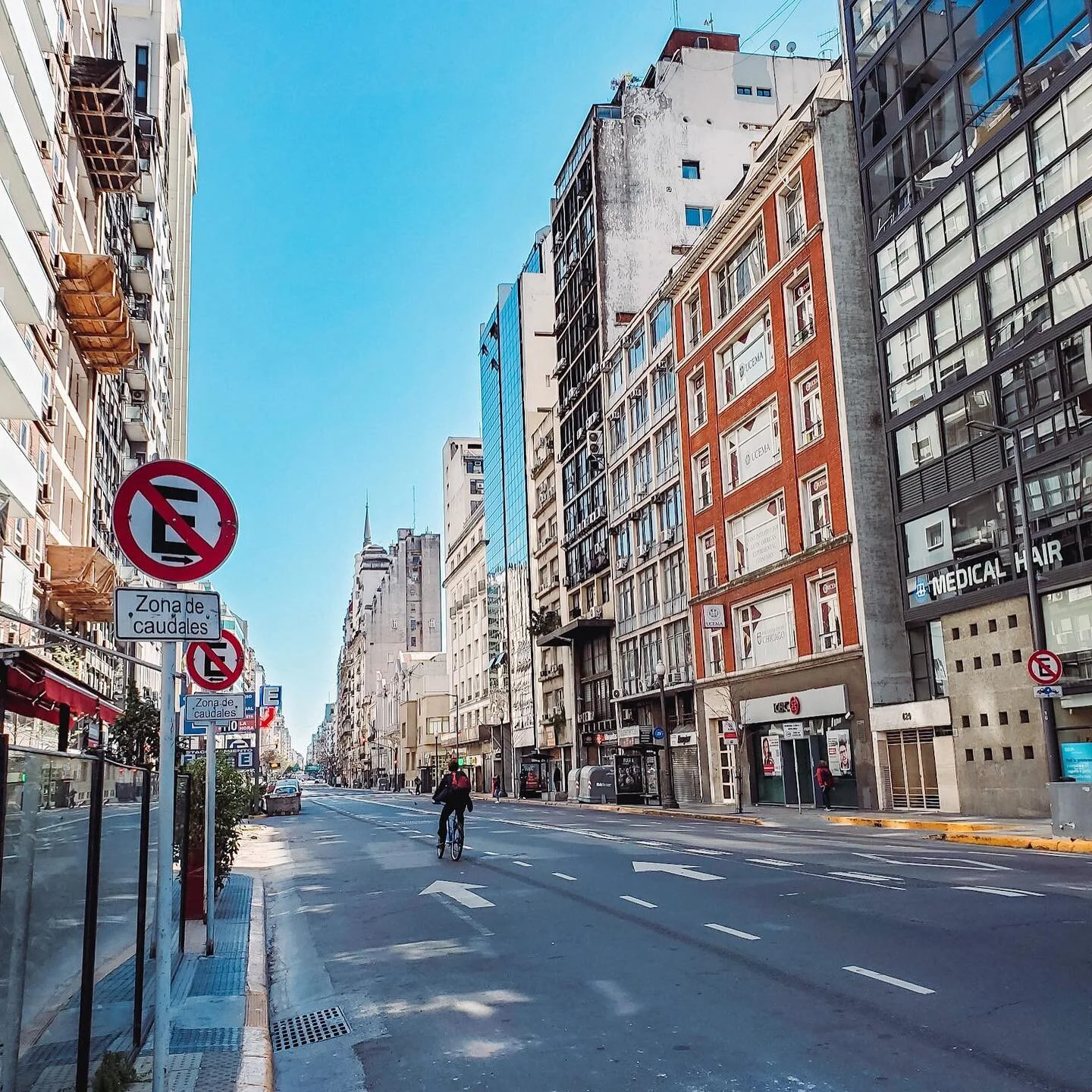 Sundays in the #microcentro 

The microcentro neighborhood of Buenos Aires is bustling Monday - Friday when porte&ntilde;os flood in for the work week. But Saturday and Sundays are the total opposite.&nbsp;

While there are residents in the area, the