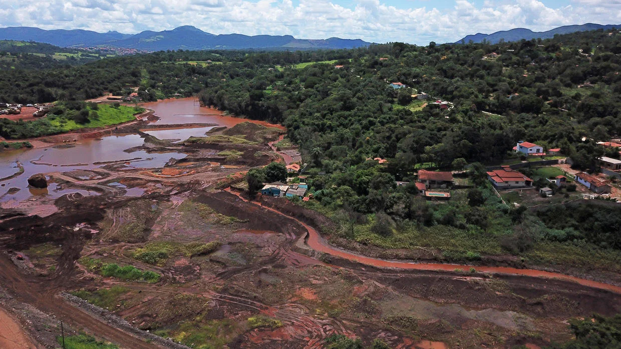 Ríos de Brumadinho muestran las marcas del desastre minero en Brasil, dice ONG
