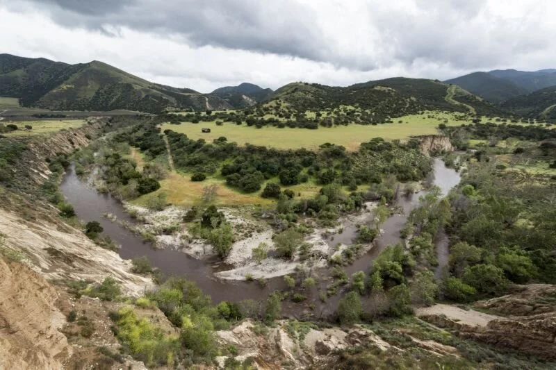 El mensaje que salvó a una familia atrapada en lo alto de una cascada: lo enviaron en una botella y alguien lo encontró