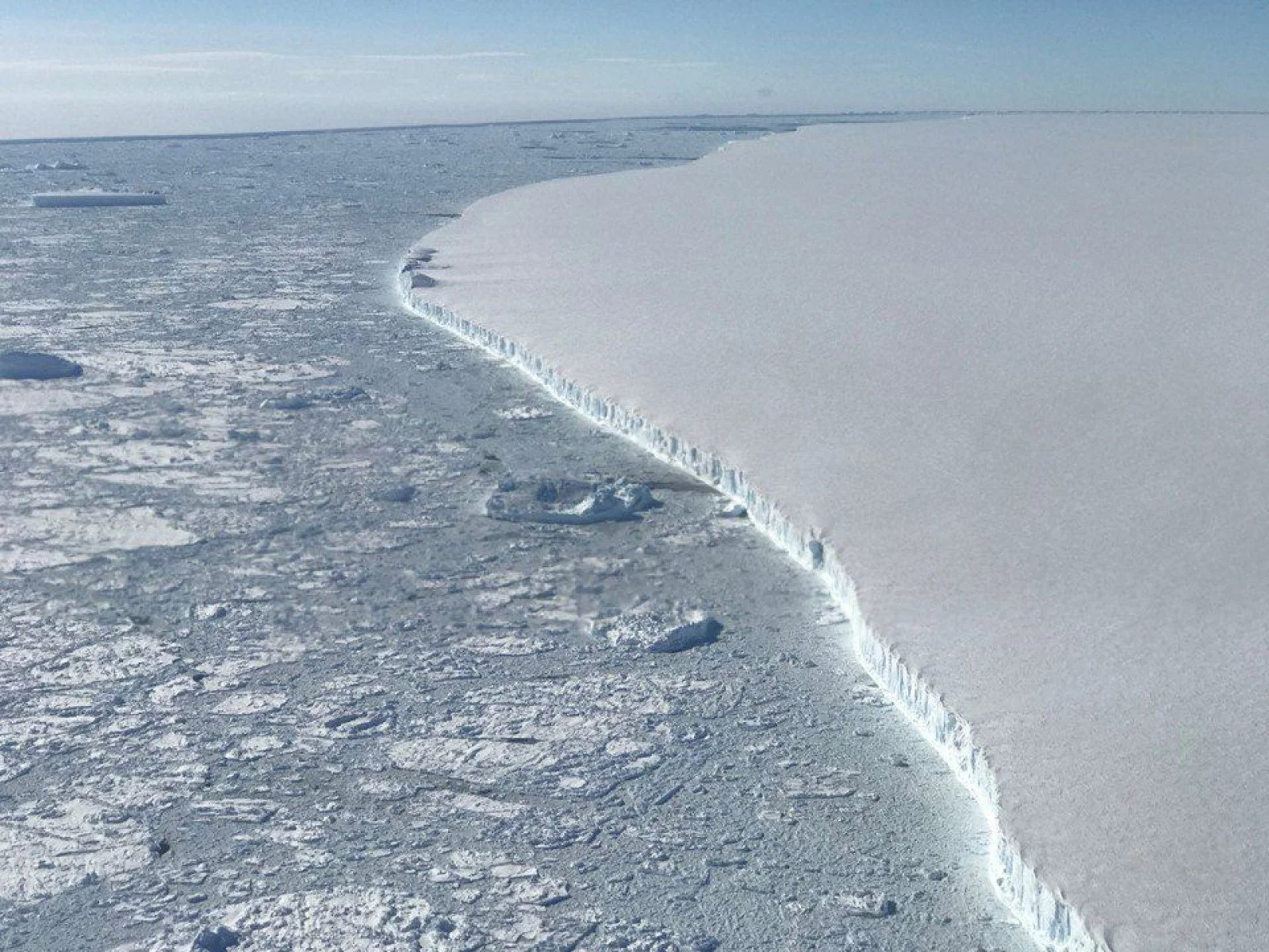 El A68, el iceberg más grande del mundo, sigue moviéndose en el océano