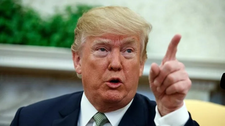 Esculpir a Trump en un glaciar para demostrar el cambio climático