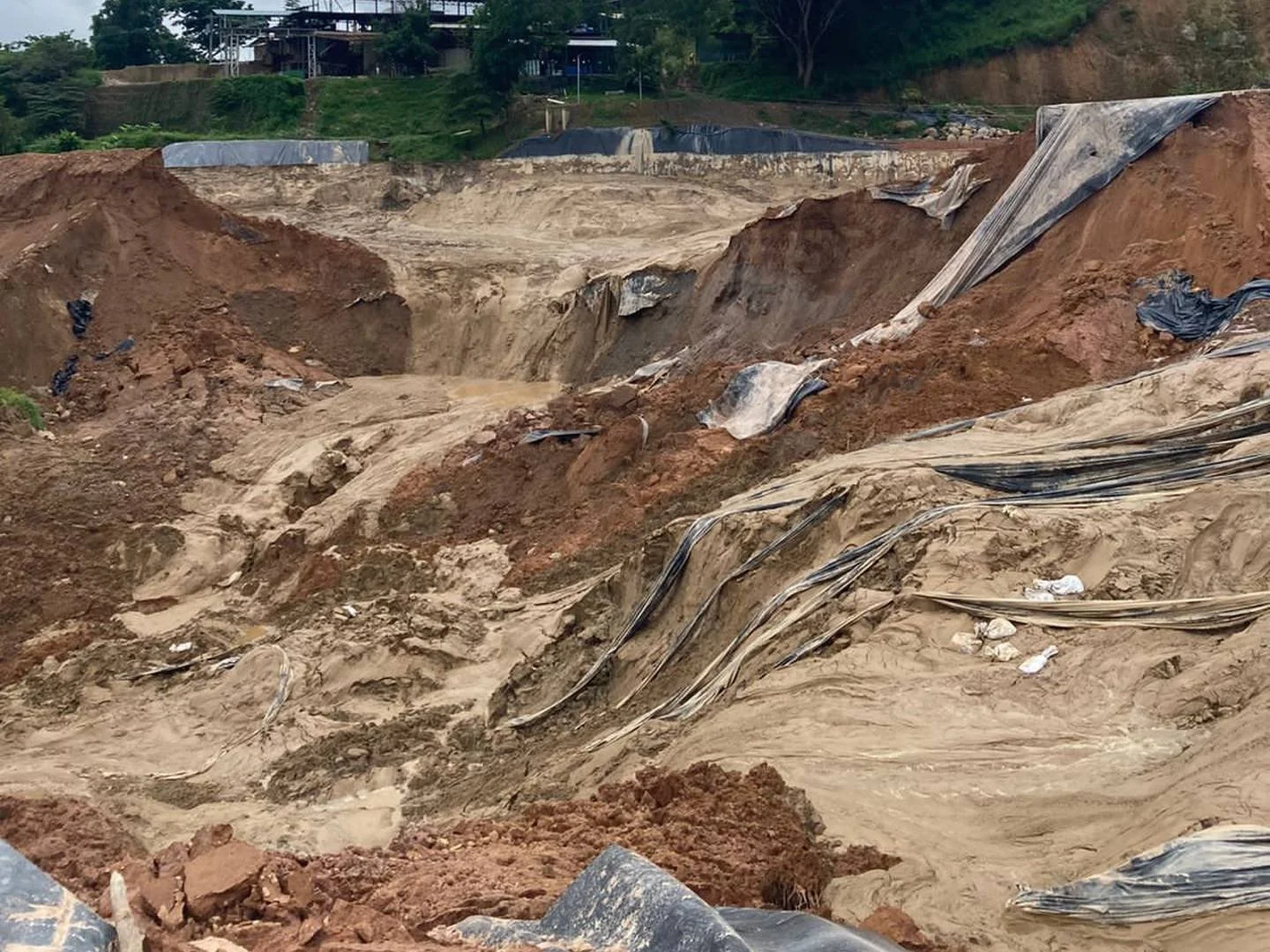 Colapsa laguna de almacenamiento de aguas mineras en Abangares