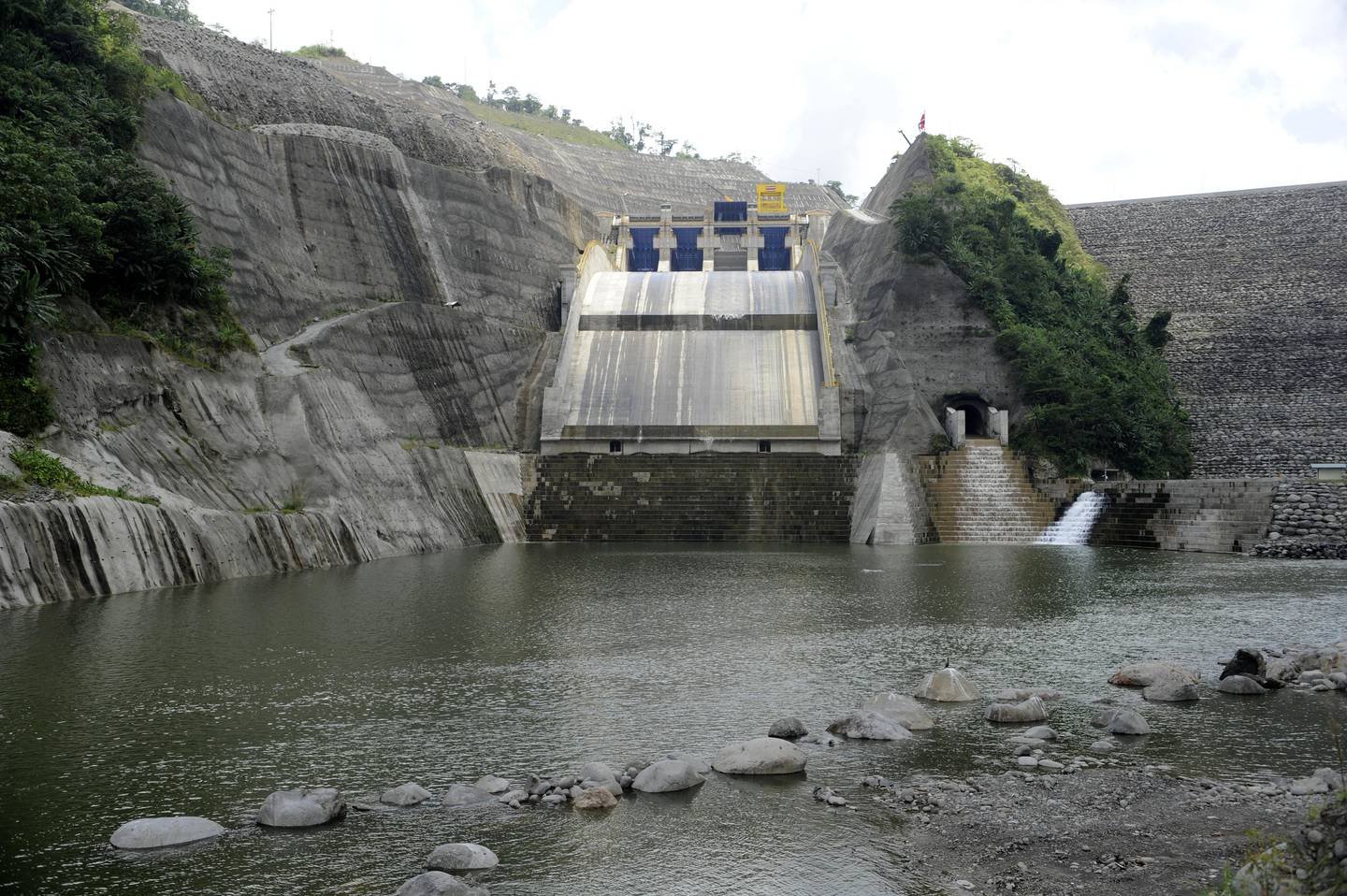 Problema geológico ‘complejo y delicado’ deteriora planta Reventazón del ICE