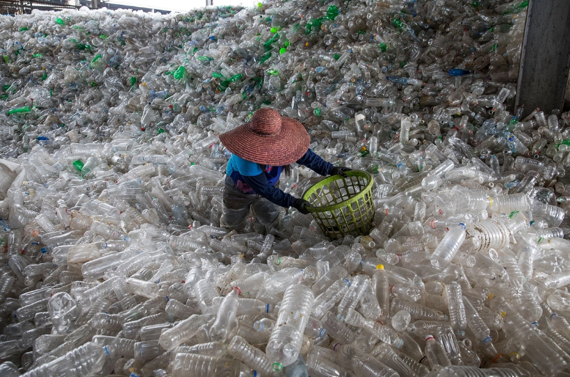 Las botellas de plástico en un centro de reciclaje de Valenzuela, en Filipinas. Del artículo de junio de 2018 de la revista National Geographic, "We made plastic. We depend on it. Now we're drowning in it." FOTOGRAFÍA DE RANDY OLSON