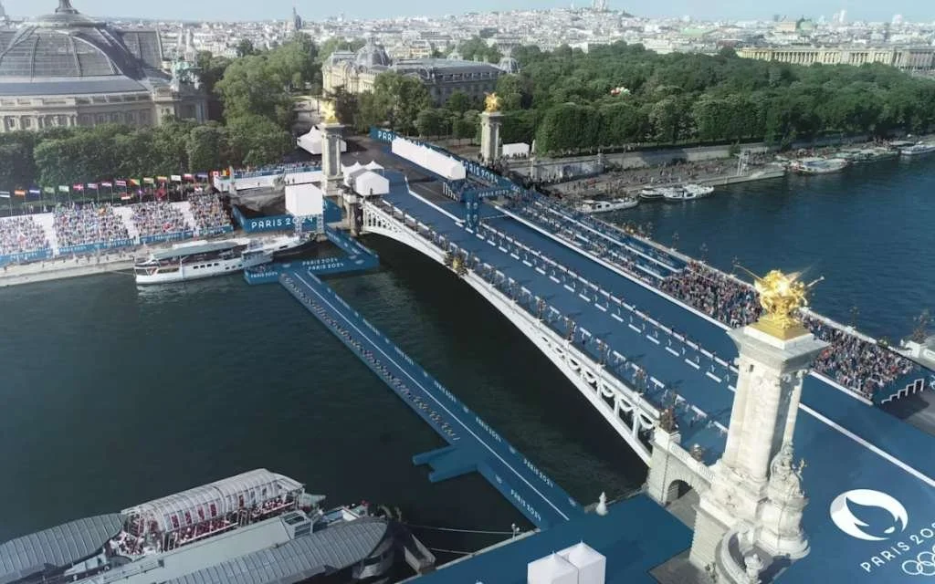 París 2024: Contaminación en el río Sena amenaza las competencias de natación