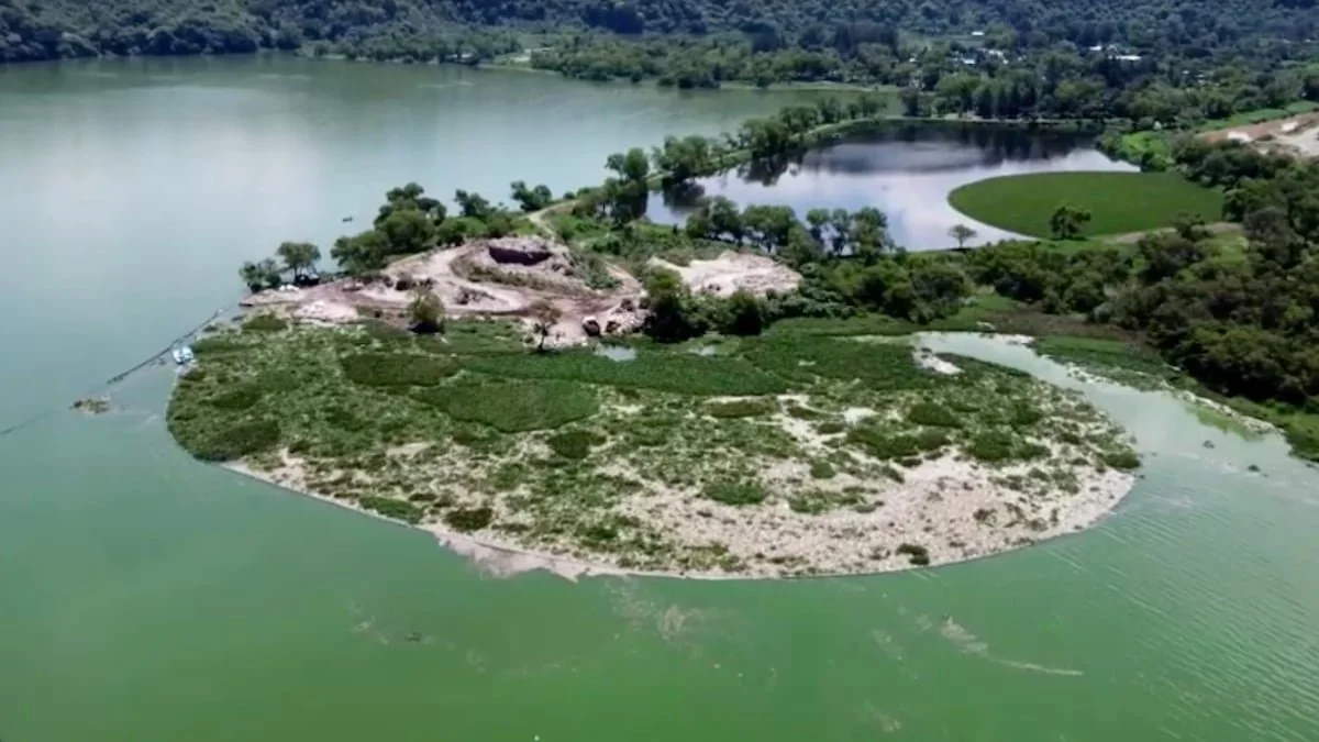 La isla de basura que flota en el lago Amatitlán preocupa a los pescadores de Guatemala