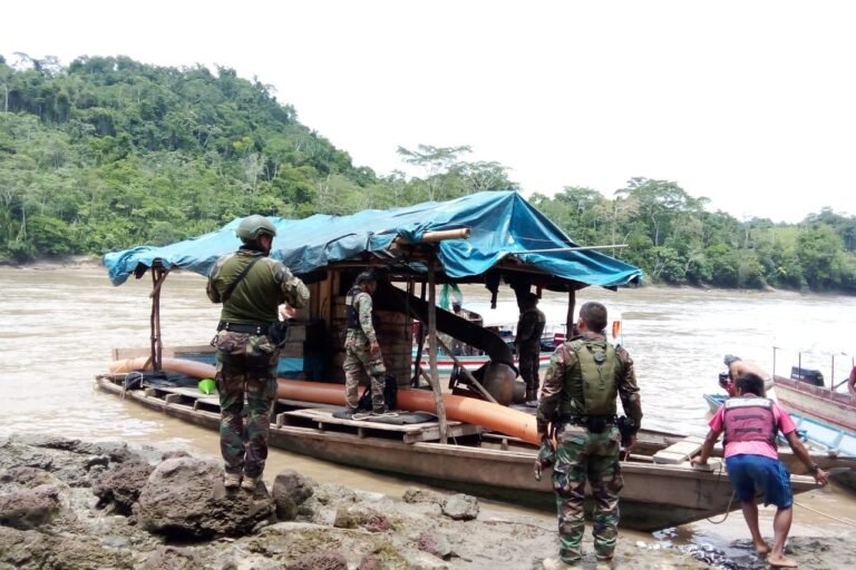 Minería ilegal acorrala a comunidades indígenas y ríos amazónicos en Perú | Cinco lecturas sobre el tema