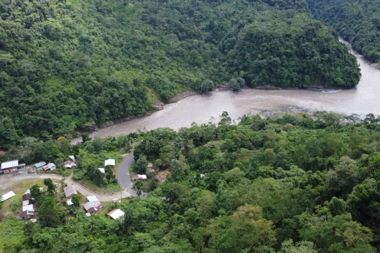 La fuente de la fuerza shuar es amenazada por una hidroeléctrica 