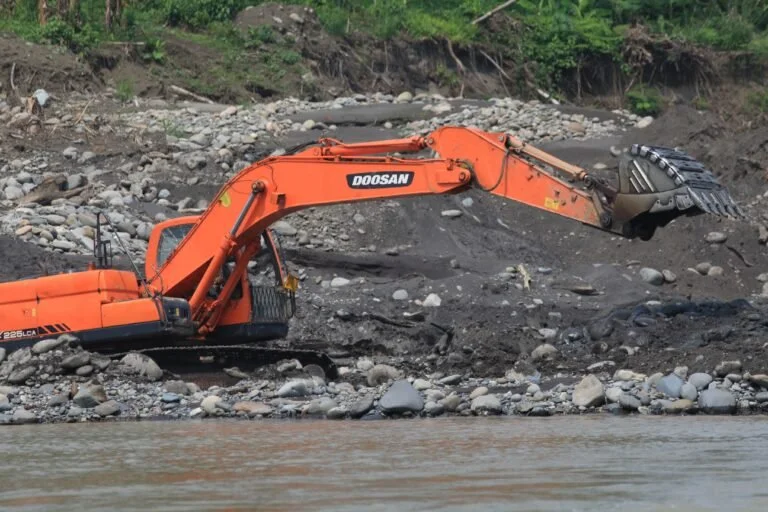 En Ecuador, la minería ilegal destruye el río Santiago y un pueblo indígena toma la iniciativa de defenderlo