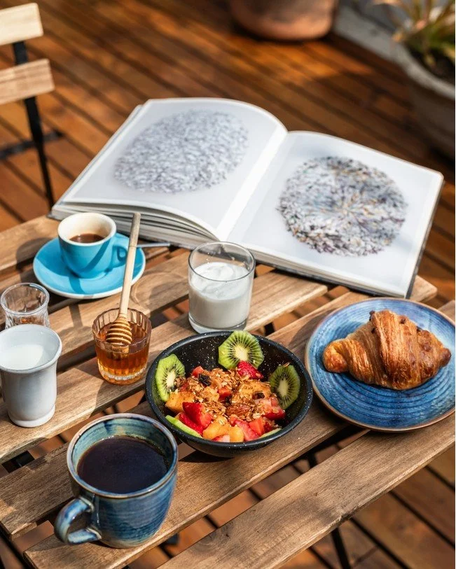 Breakfast is very important to us because it sets the pace for the day. That's why we offer a complimentary breakfast for all our guests, wherever they'd like it, to help them ease into their day on a delicious note.
El desayuno es muy importante pa