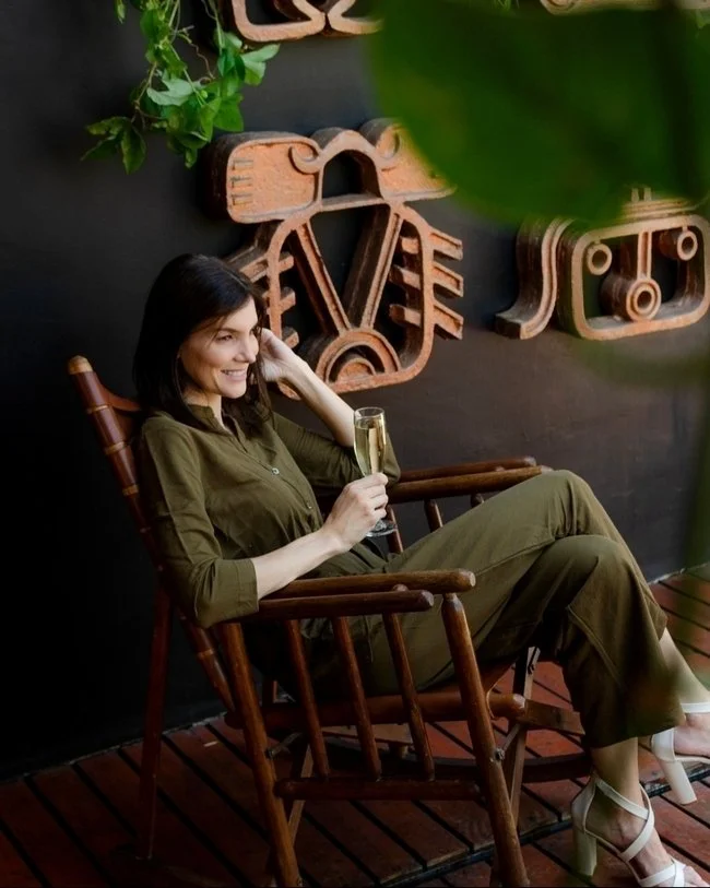 We call it the art of chilanging — enjoying this city with a glass of champagne in hand al fresco as you take it all in.
Lo llamamos el arte de chilanging: disfrutar de esta ciudad con una copa de champán en mano al aire libre mientras