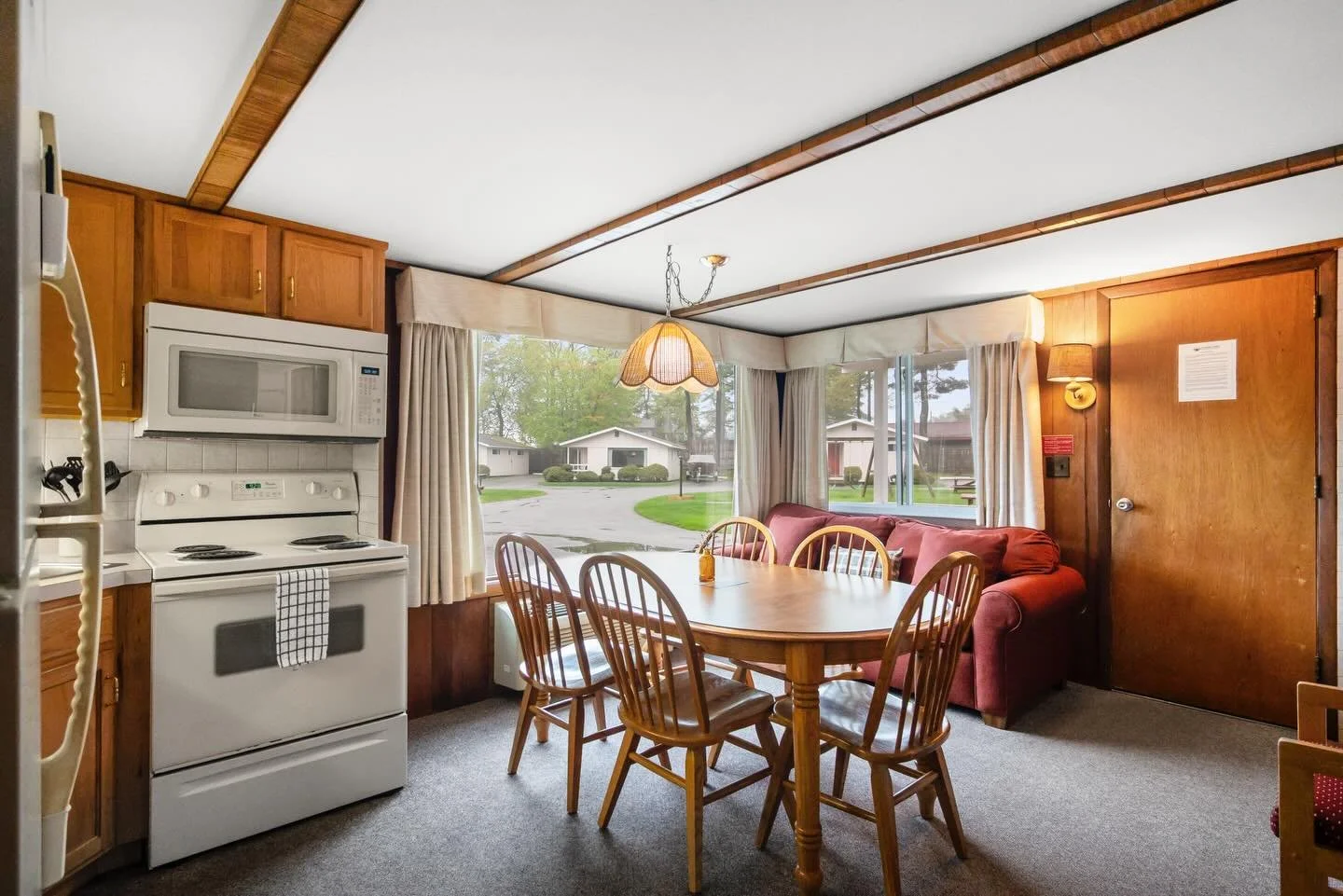 Our three bedroom lake-view cottages are great for larger families (or if your kids hate sharing a room!) 

Check out cottages 5, 7, 9, and 10 on our website for more details and a property map 🗺️📍