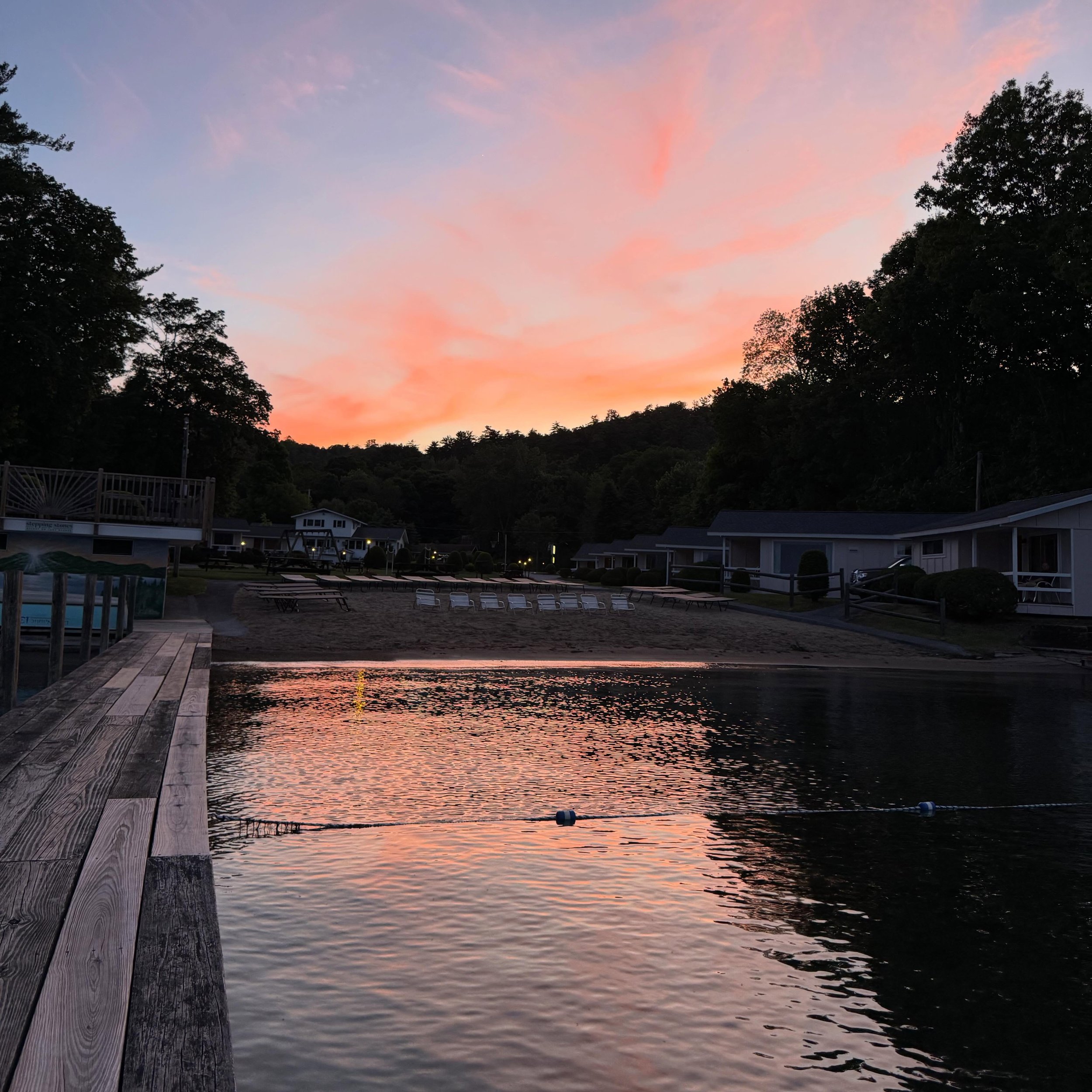 Peaceful evenings on the lake >>>

📸: @sleeplikeababyconsulting