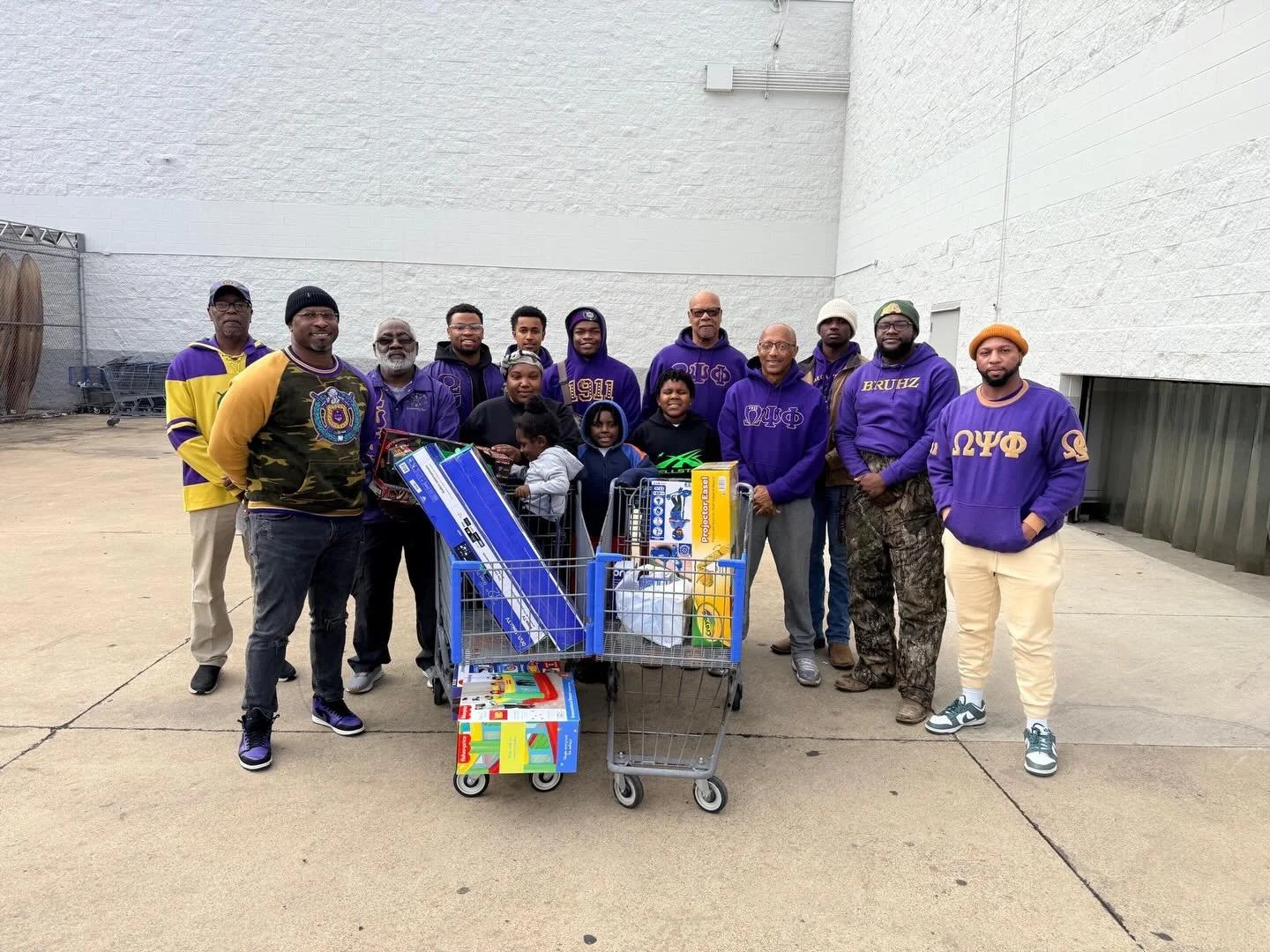 Brotherhood in action 💜
Theta Delta Delta x Eta Xi spent the day adopting a family and blessing them with everything they needed from Walmart. Service is what we do!
