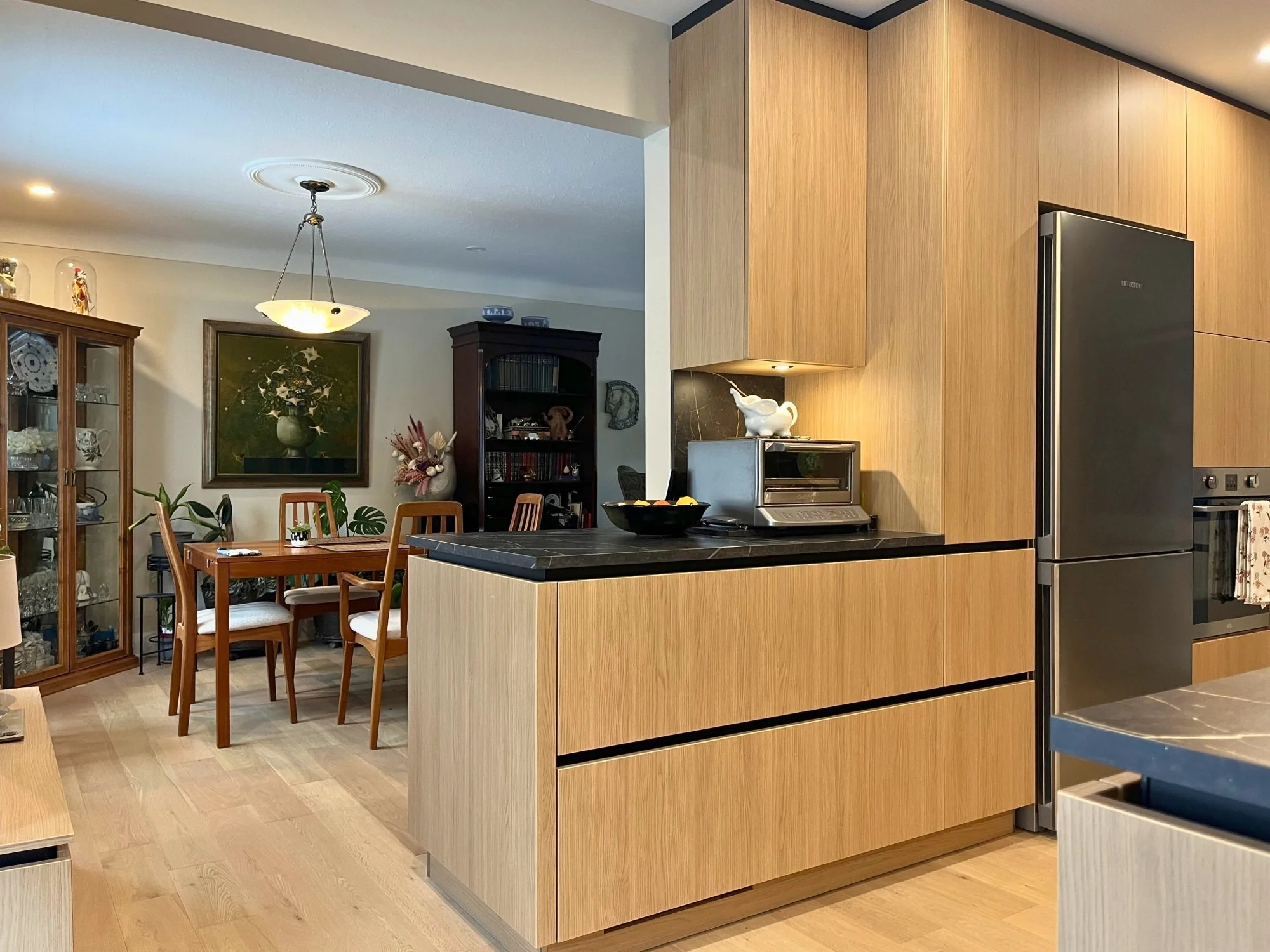 modern handleless kitchen in white oak