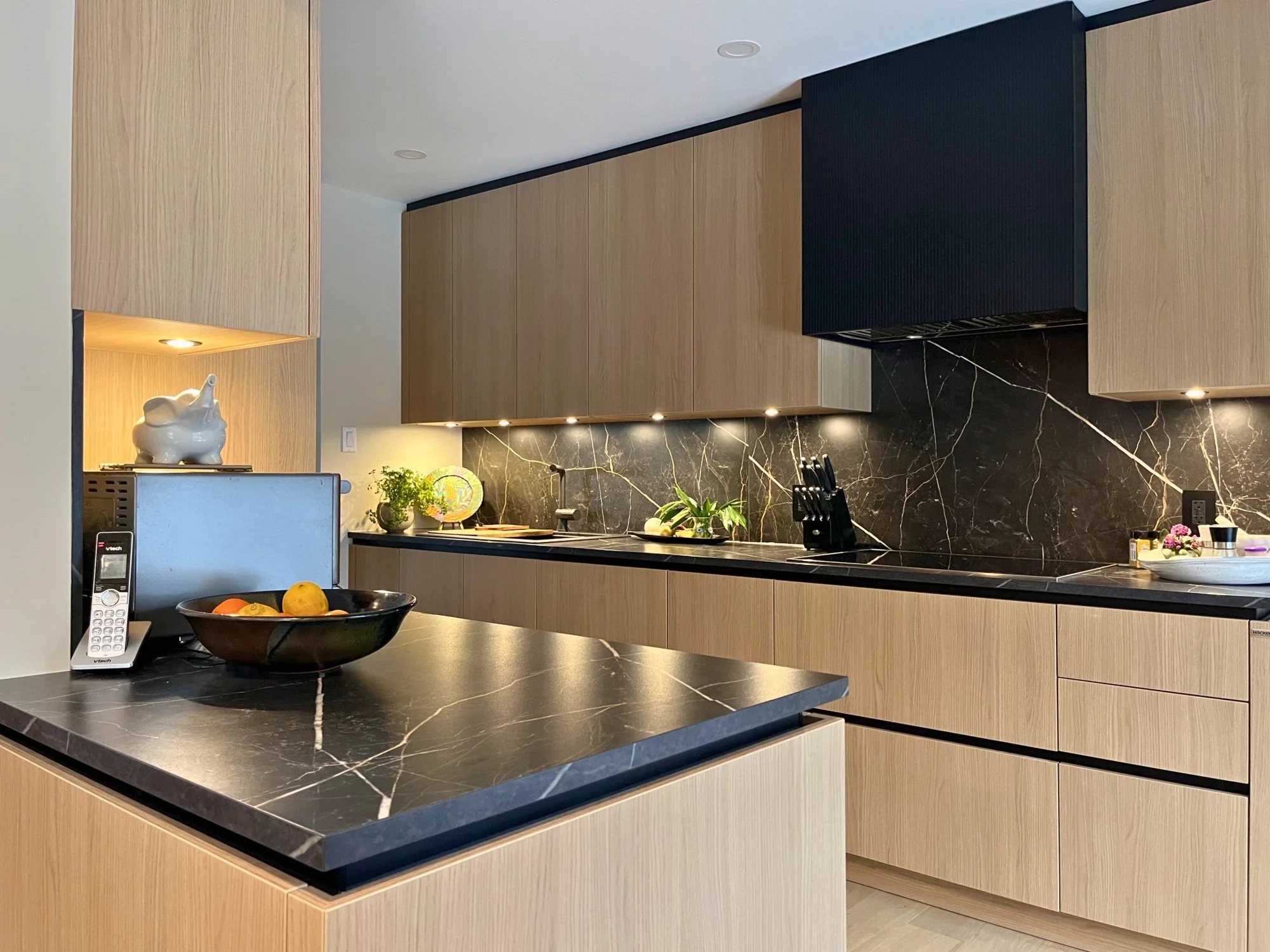 modern white oak handleless kitchen cabinets