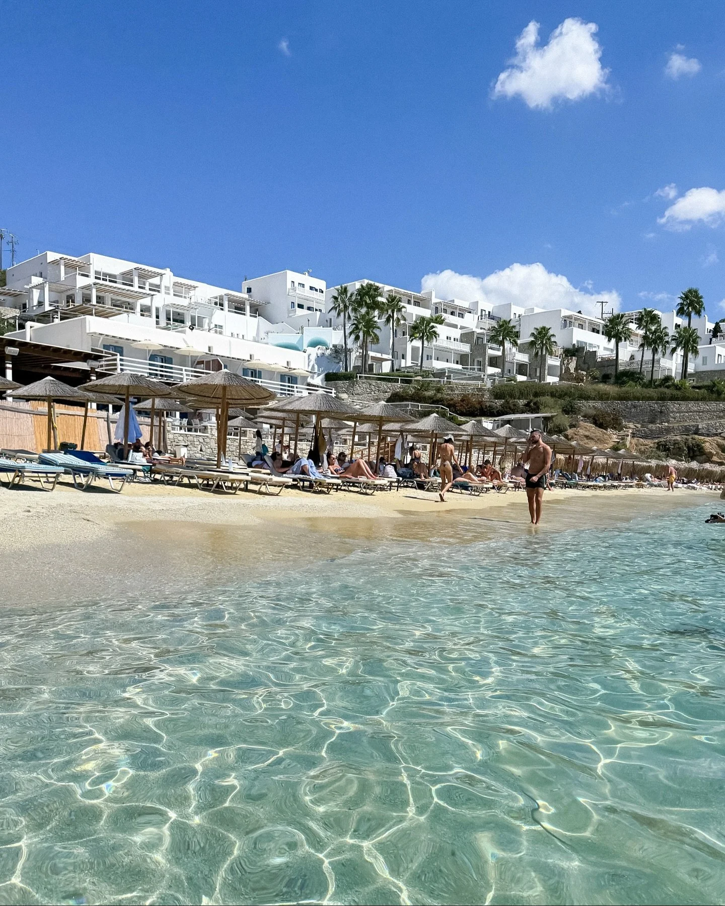 Have you ever travelled to Greece in September? 🤍

I usually find myself in Greece at the height of summer, but last year I went later, in September. It changed the way I saw it. The crowds thinned out, the weather was great without being suffocatin