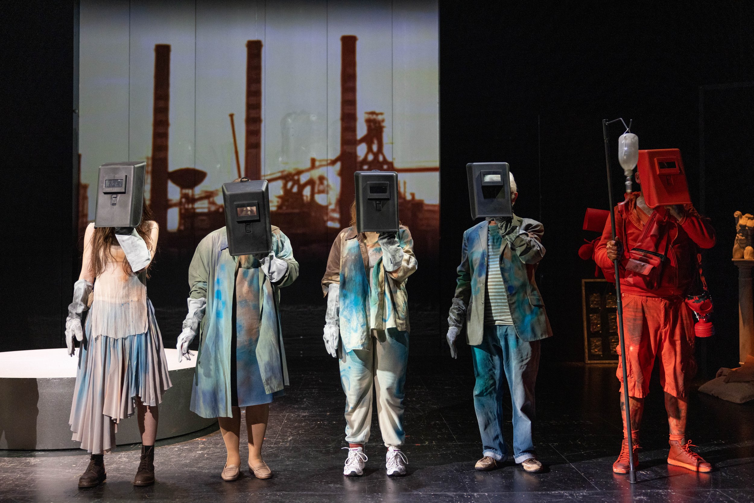 Dramaturg, LA FABBRICA ILLUMINATA ODER PROMETHEUS GOES TARANTO. Theater Freiburg, Freiburg im Breisgau. Directed by Joscha Zmarzlik. Photo by Britt Schilling.