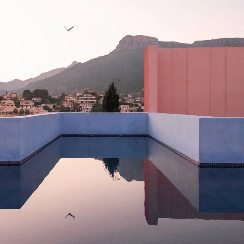 Still water, architecture and nature vibes via @albertoselvestrel