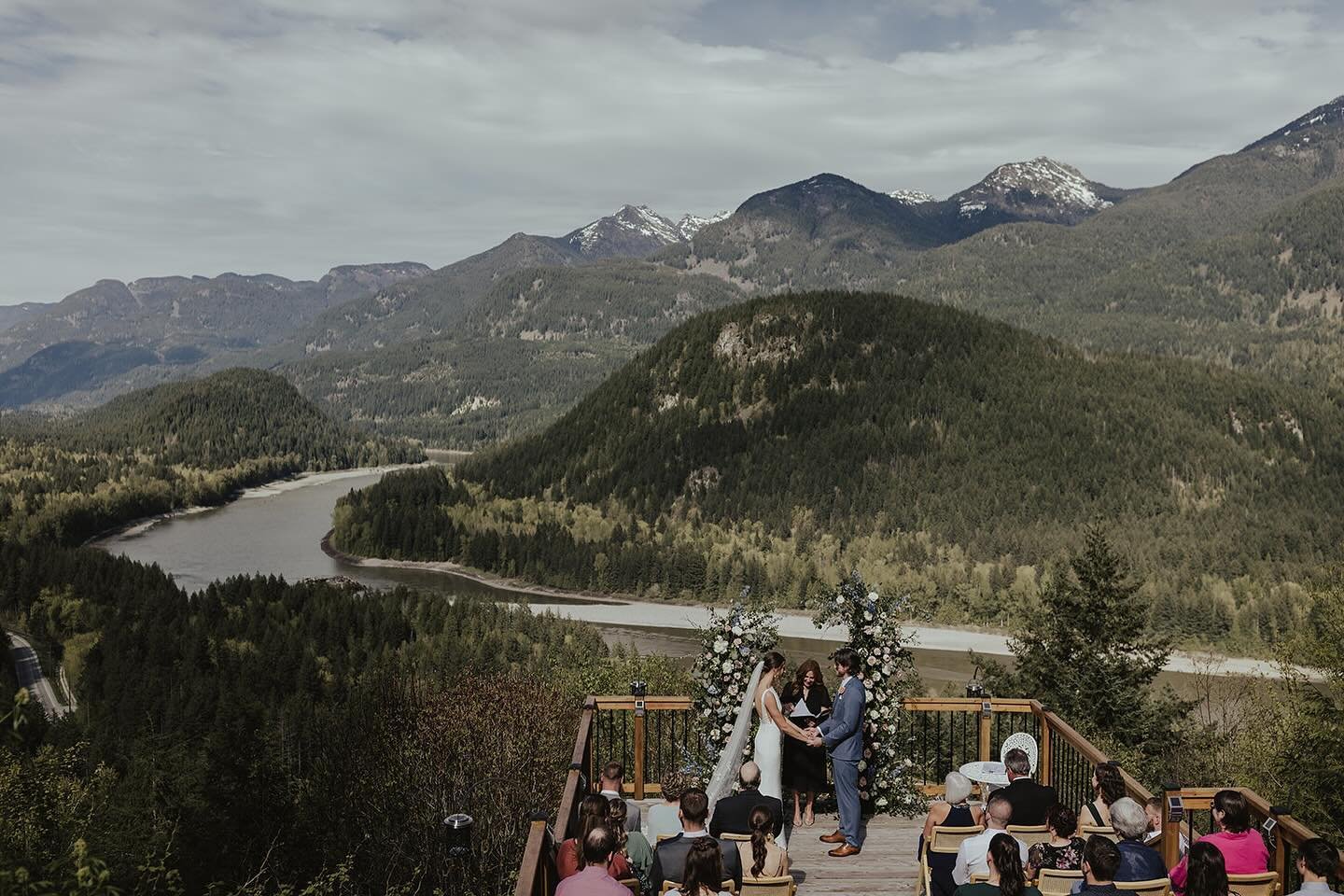 The views at @americancreeklodge will never loose the magic!  A true west coast backdrop with beauty at every turn ⛰️

📷 @theapartmentphoto