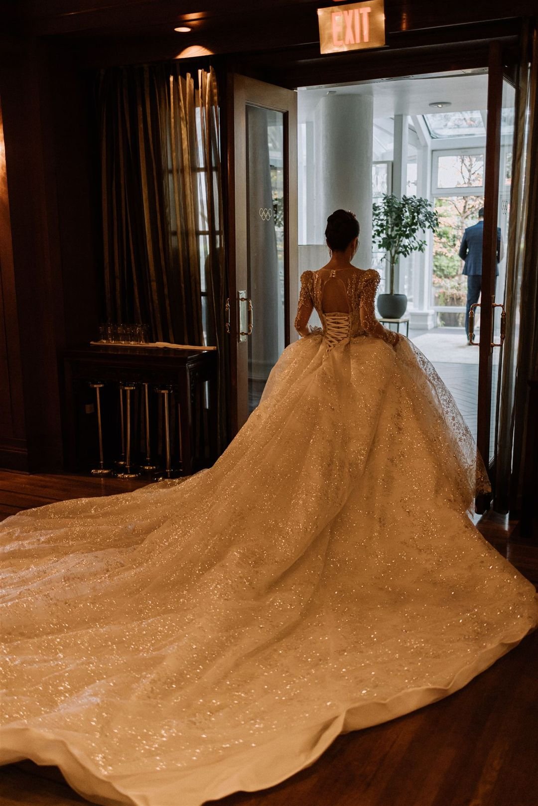 ✨ A moment before everything begins&hellip; ✨

The quiet, the anticipation, and that breathtaking train trailing behind &mdash; just steps away from the first look 🤍

Sometimes, it&rsquo;s these in-between moments that hold the most magic.

@jumisto