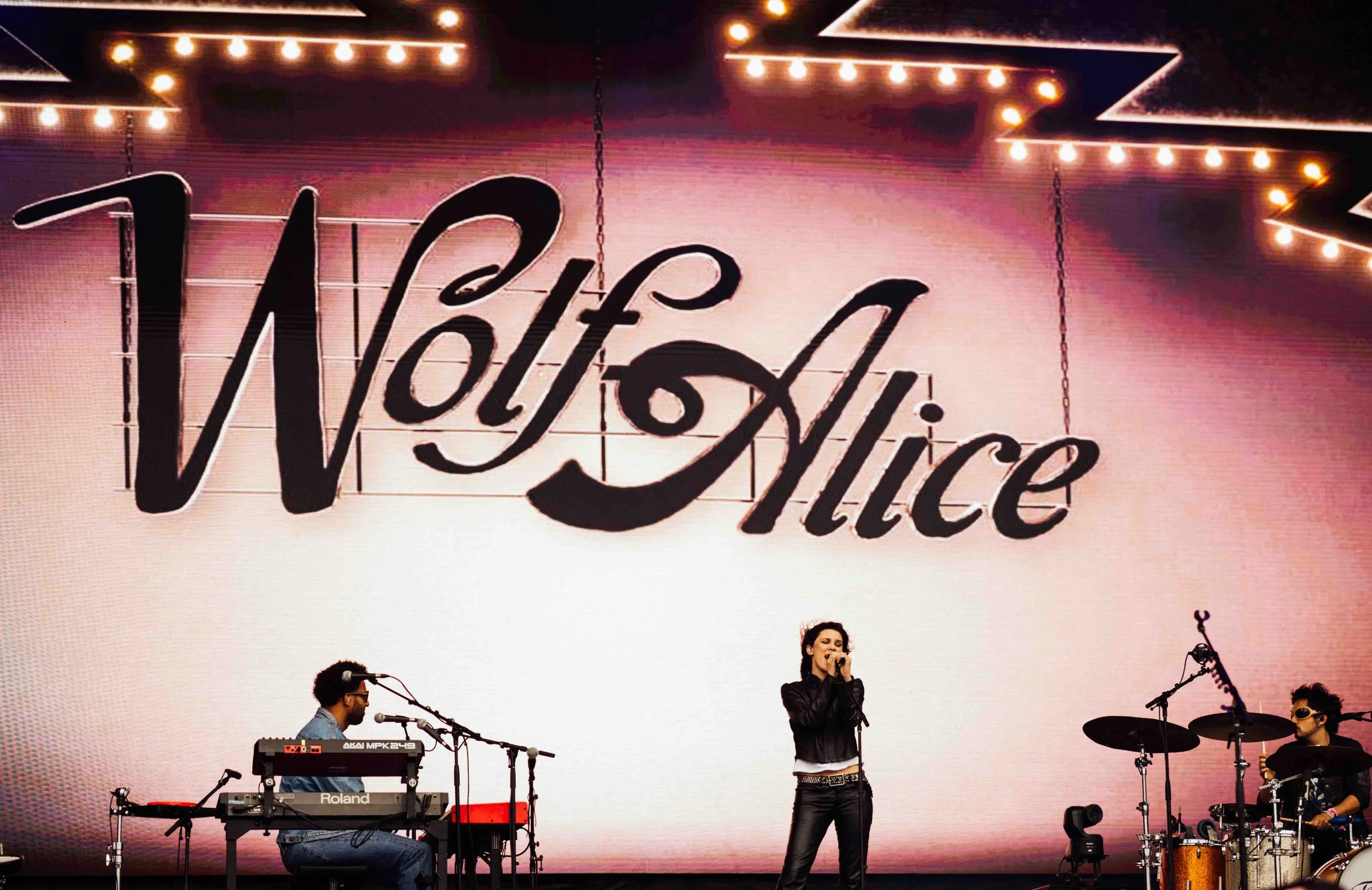 WolfAlice_Web_08_26_01.jpg