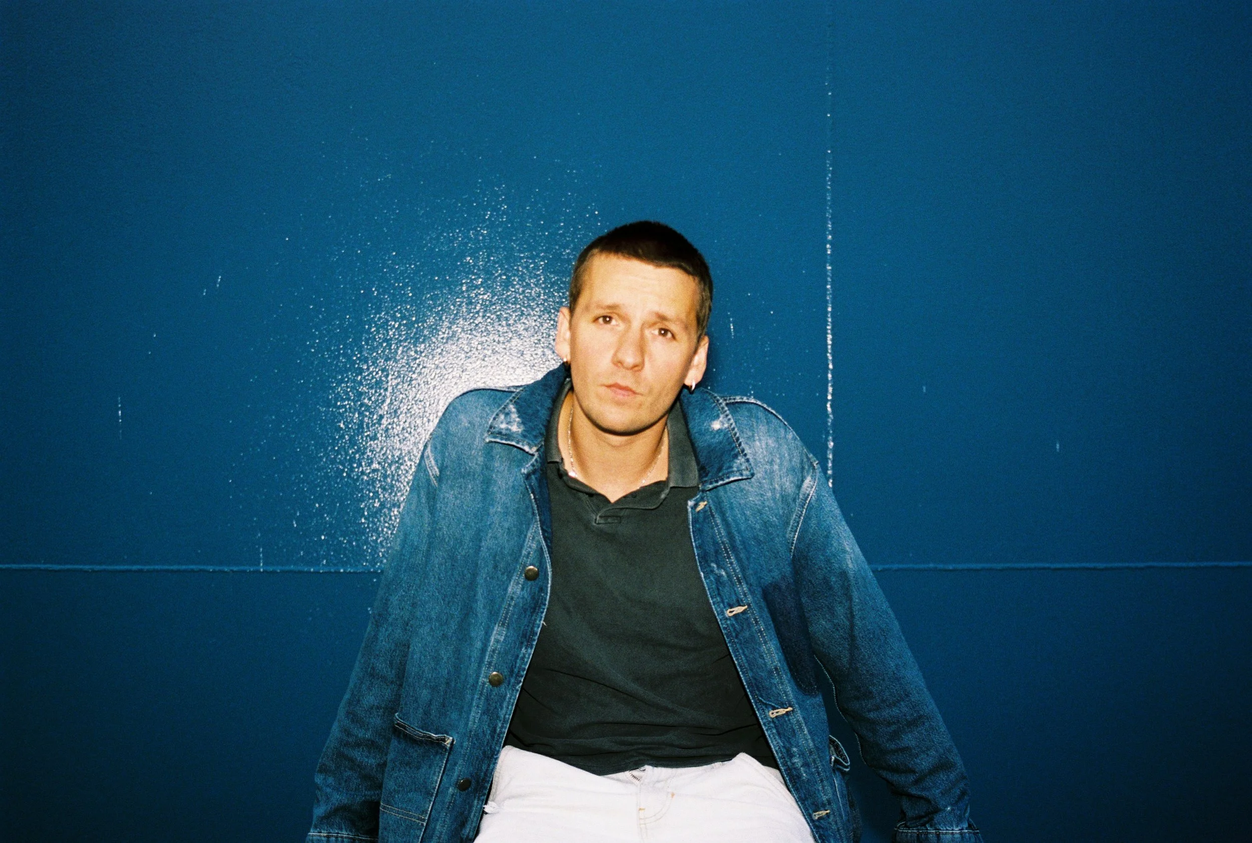 REVIEW: Oliver Symons Finds Freedom in the Euphoria of ‘Wake up’