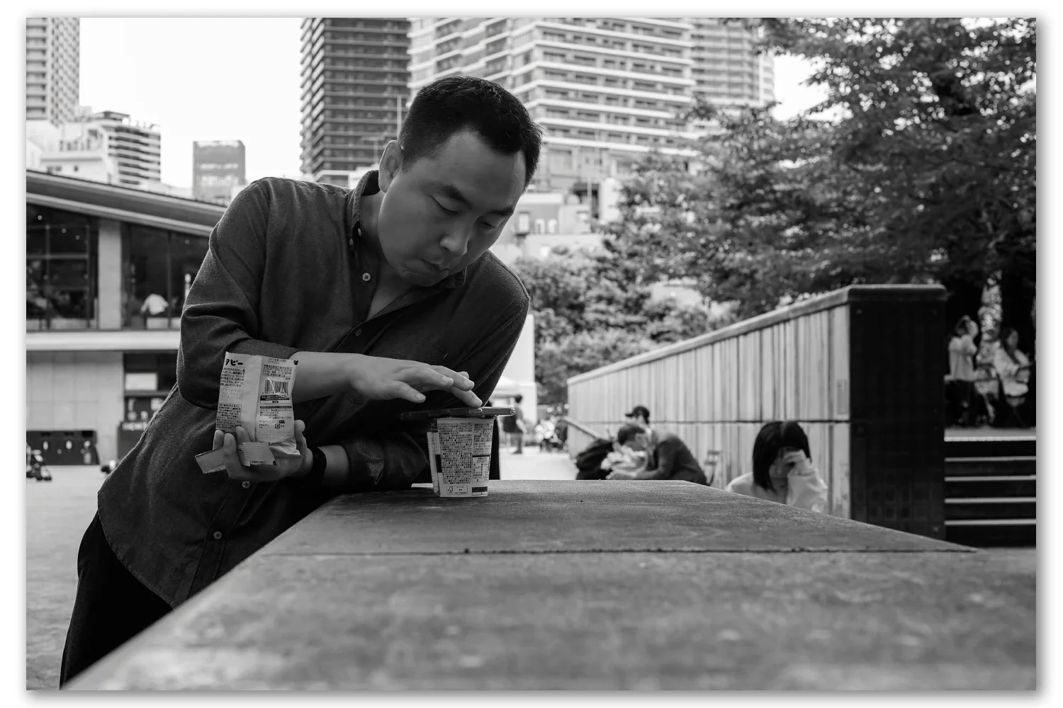 How to Shoot Candid Street Photos Without Being Noticed