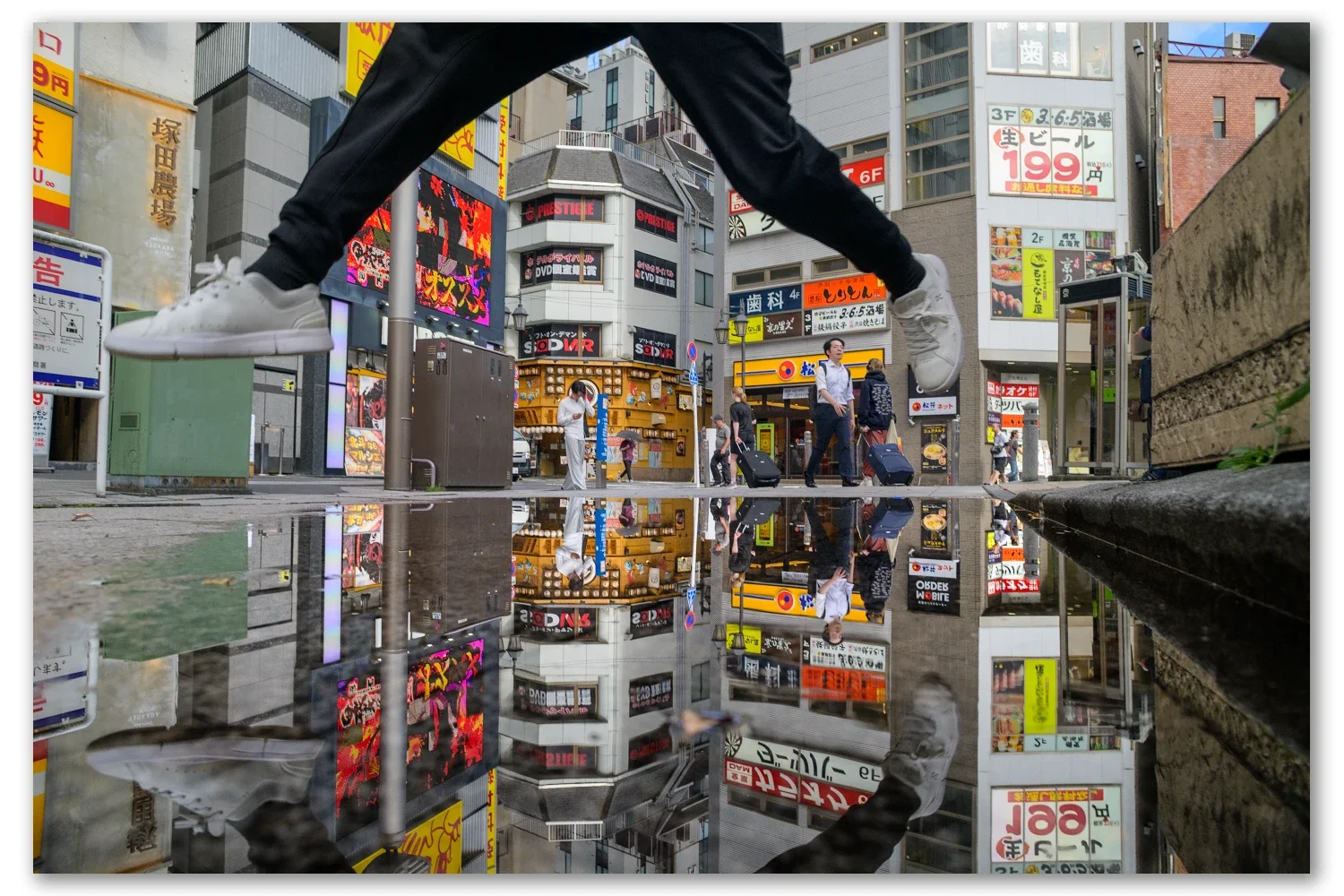 Akabane Street Photography — The Corner Nobody Came to Shoot