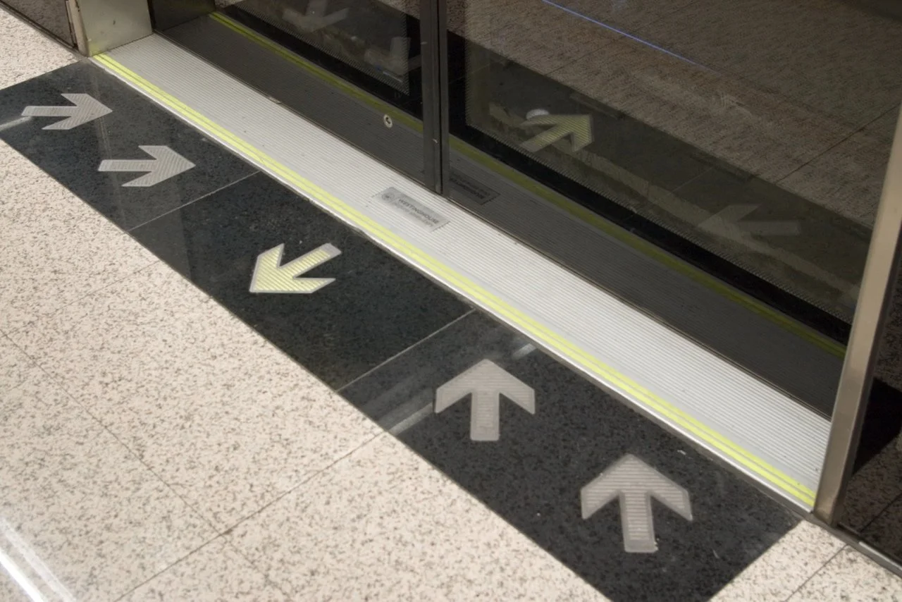 Leading the reading: wayfinding in document design