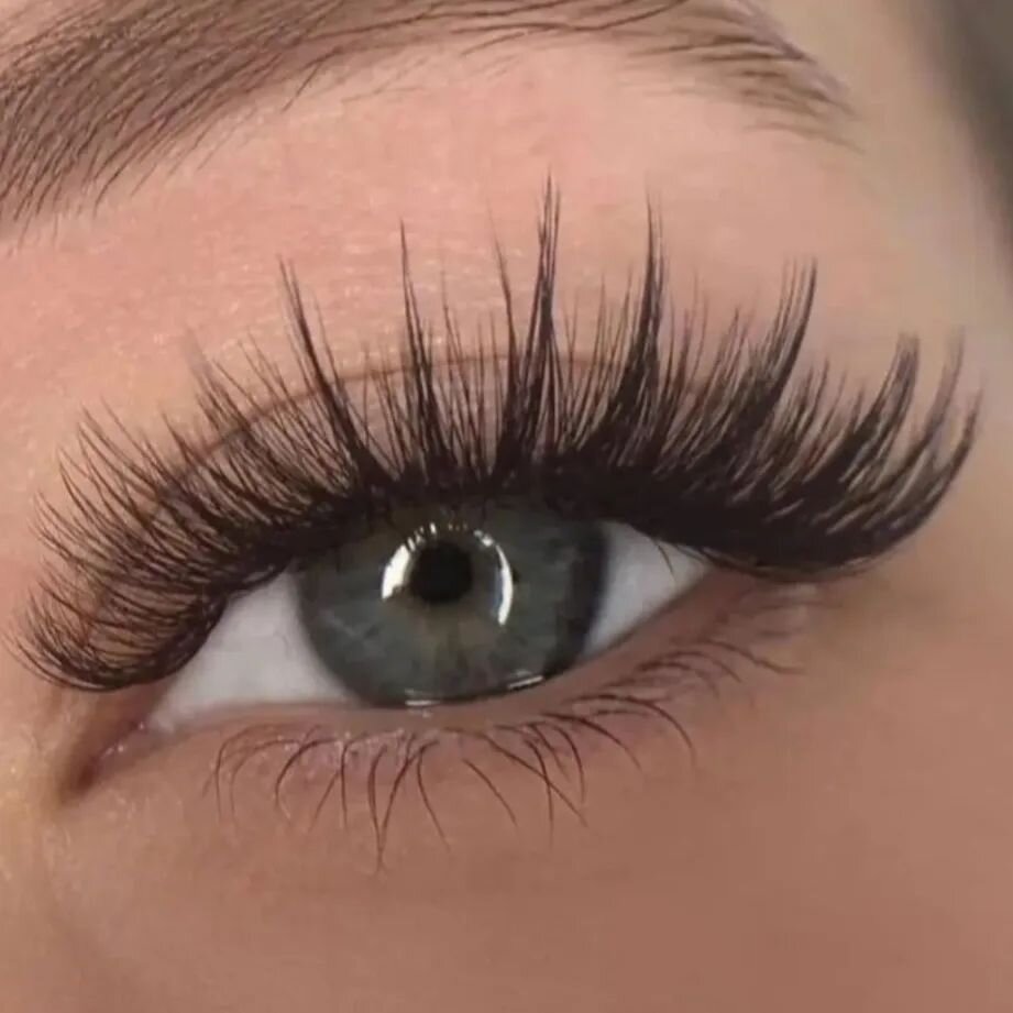 Where's my glam sqaud at???🔥🎆💃 Here's some inspiration for lash looks this season! HMU! 

#chenillelashnbrow #glamlashextensions #vancouver #2024 #newyearplans #beauty #lashextensions #discount