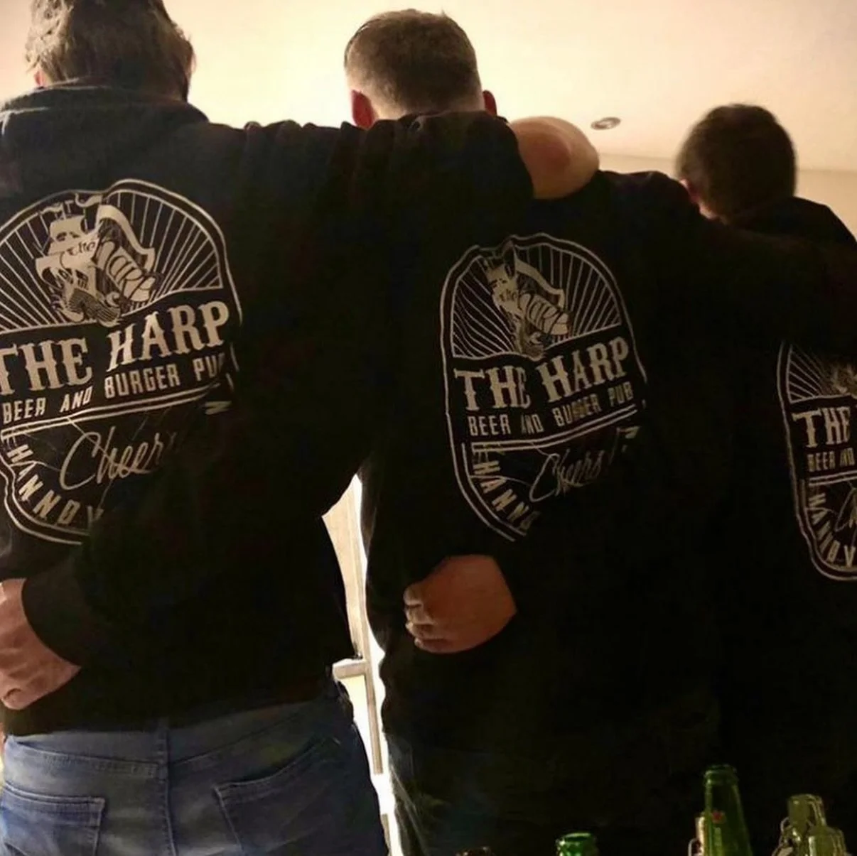 Na bist du Harpcore?! Bald kommt neuer Merch! Sichere dir alle unsere Teile aktuell mit einem dicken Rabatt im Online Shop 🙀💥🔥 #theharplinden #burger #harpcore #merch